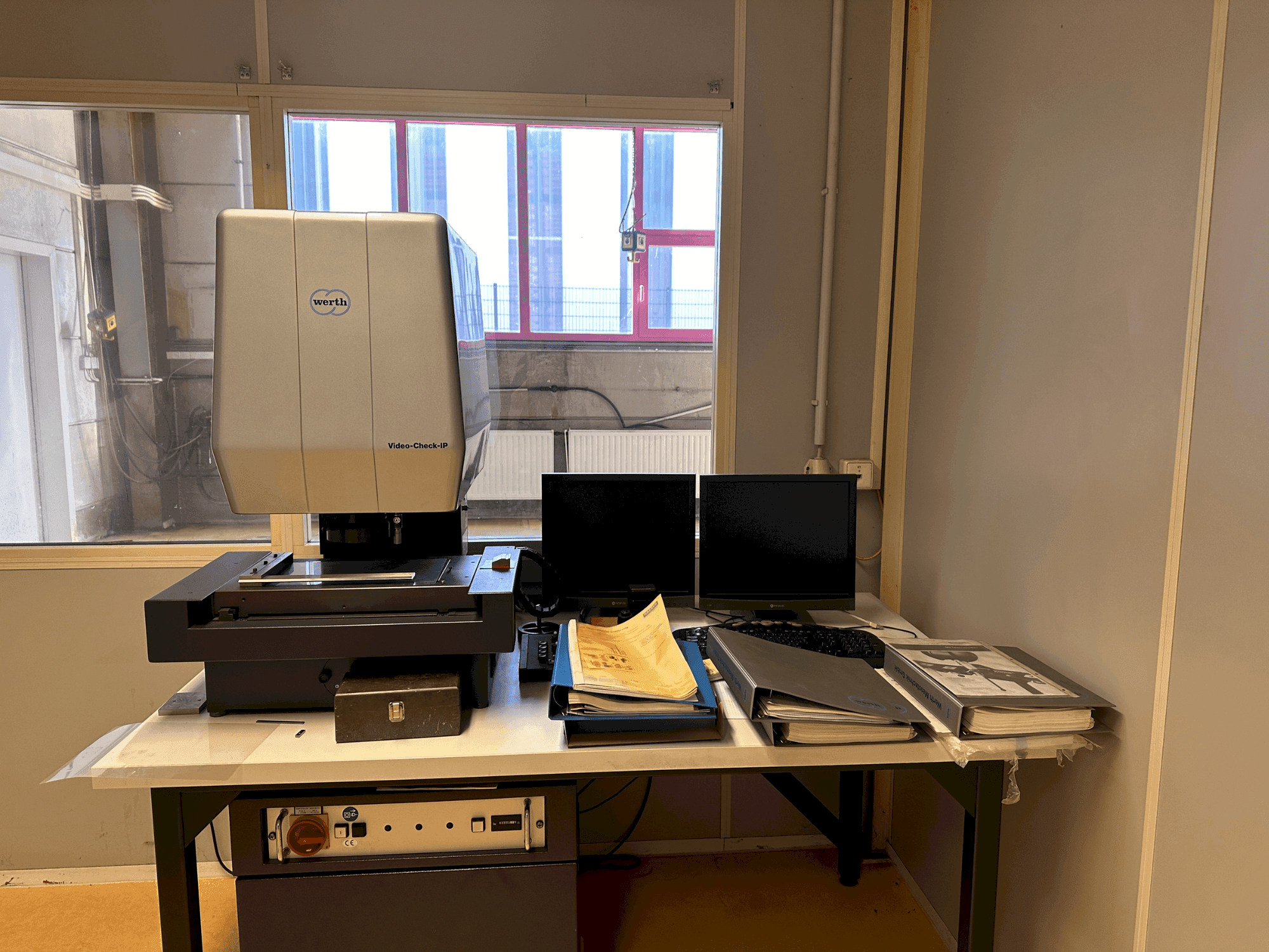 A Werth Video-Check IP 250x125 3D CNC gép elölnézete