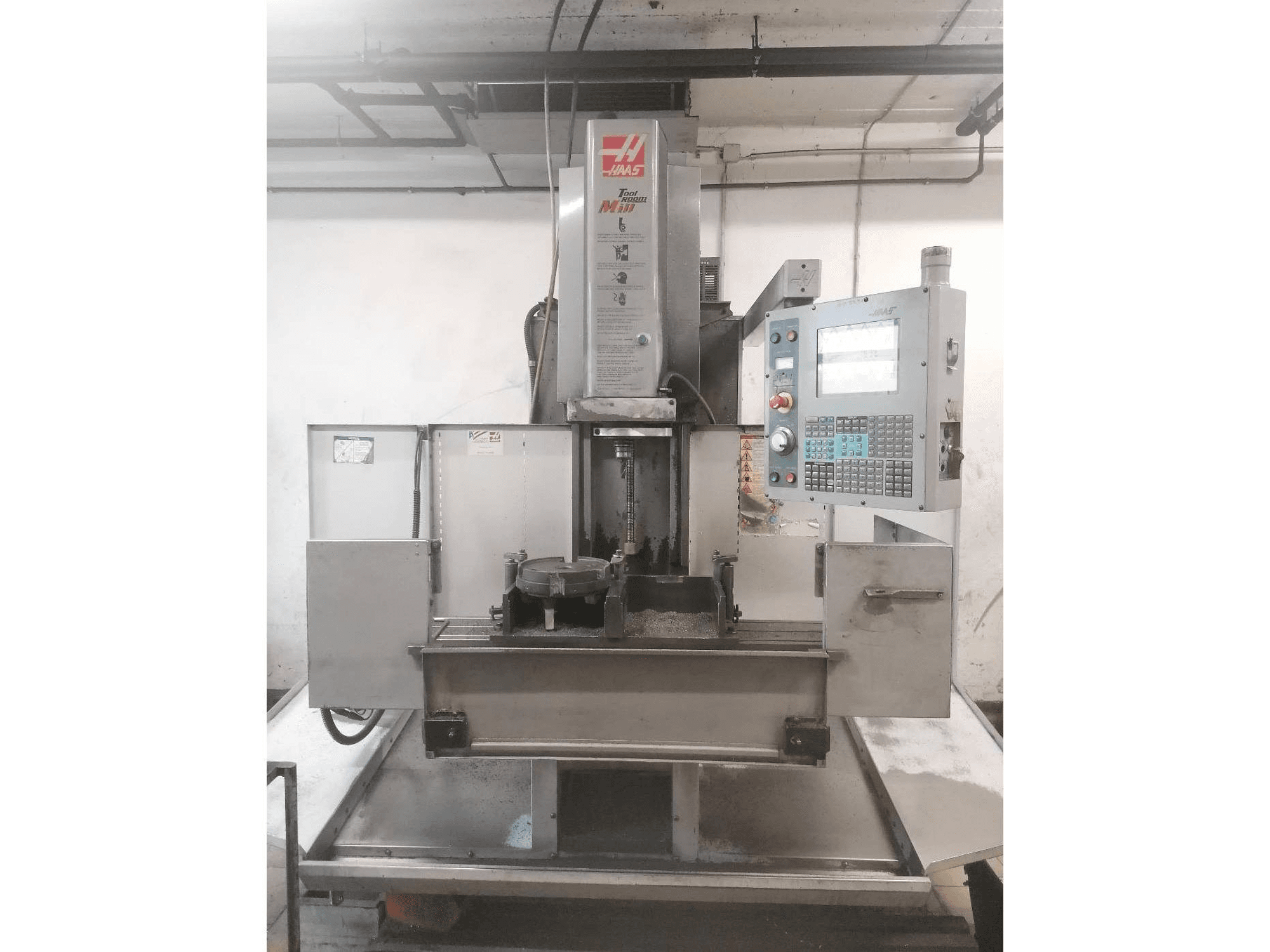 A HAAS TM2-HE gép elölnézete