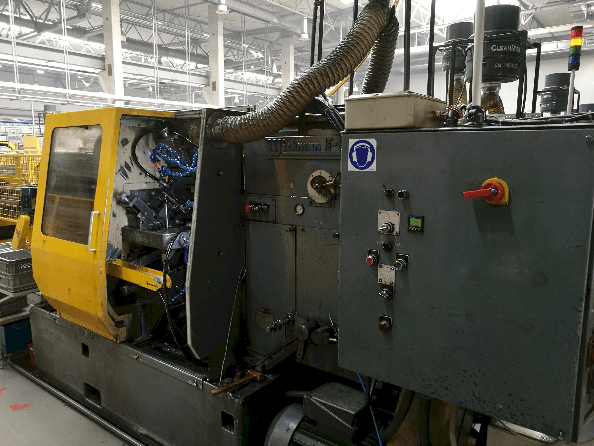 A Wickman 1 3/8"-6 gép elölnézete