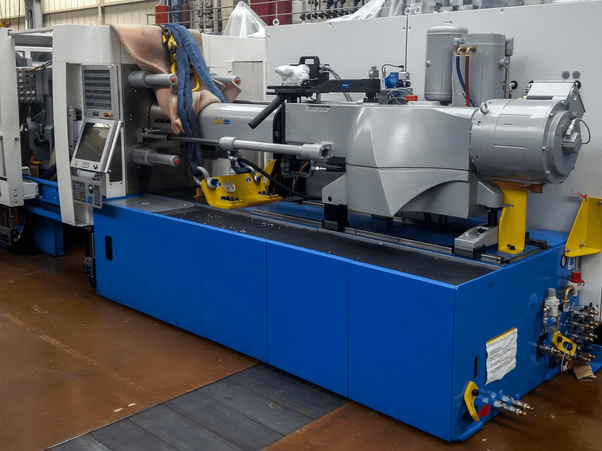 A Netstal ELION 1200-510 gép bal oldali nézete