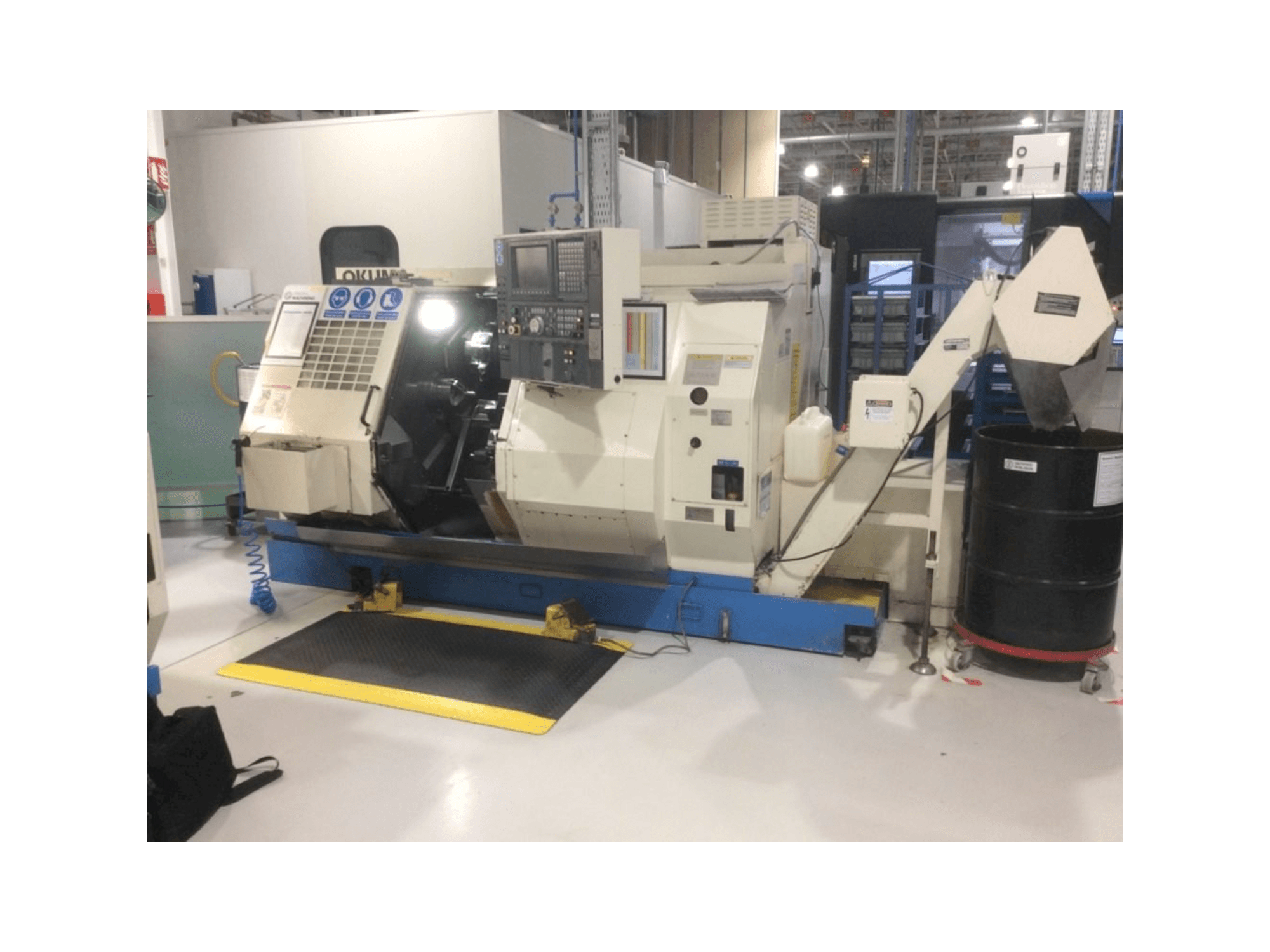 A Okuma LT 10 gép elölnézete