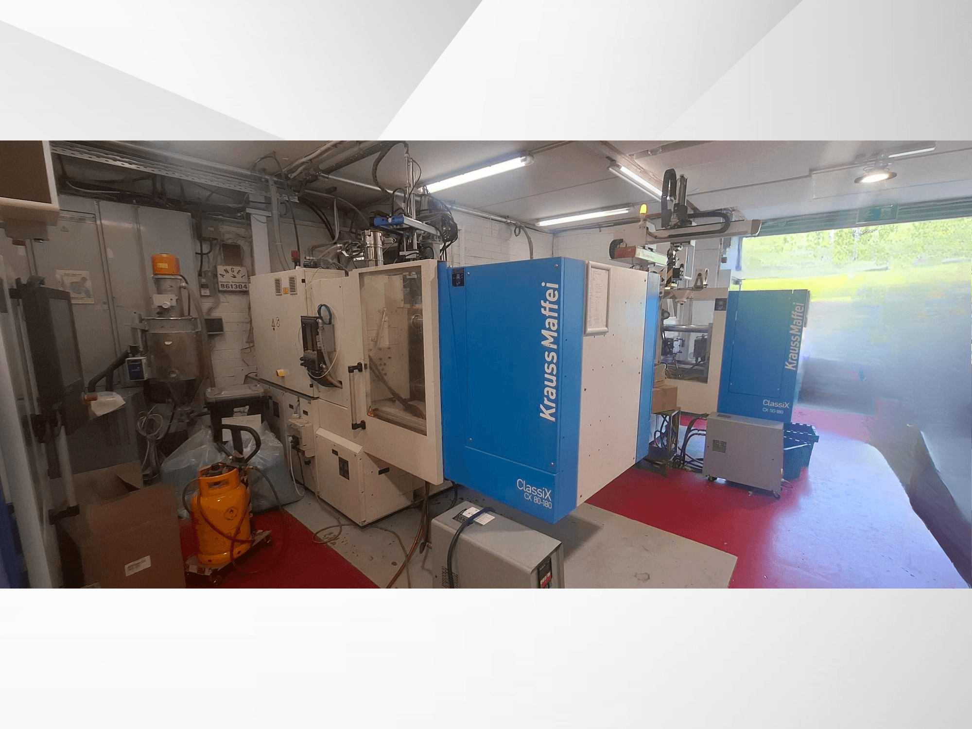 Krauss Maffei CX 80-180 hidraulikus fröccsöntőgép, elölnézet, ipari környezetben, körülötte a berendezésekkel.