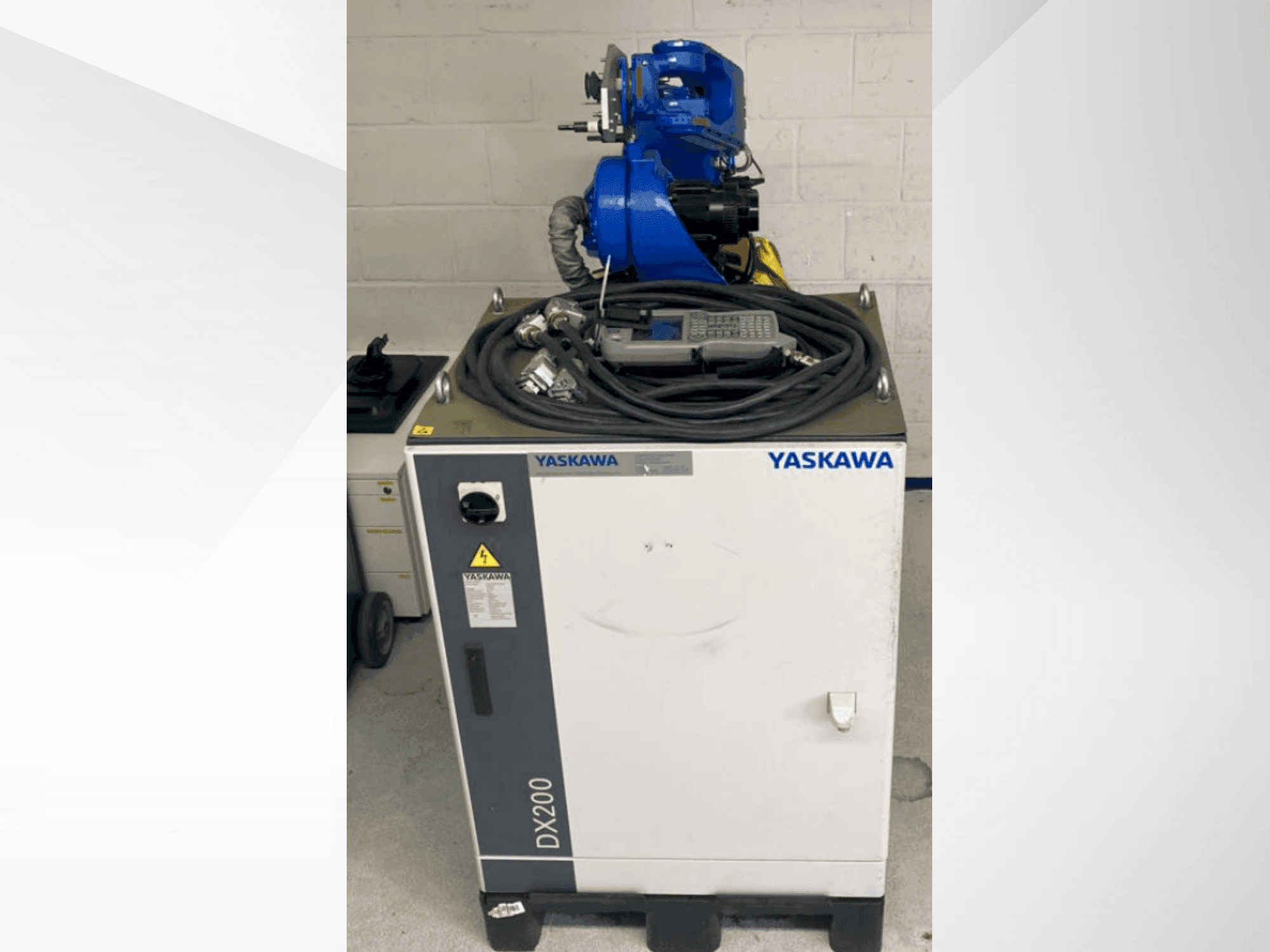 A Yaskawa Motoman YR-MH00024-A00 gép elölnézete