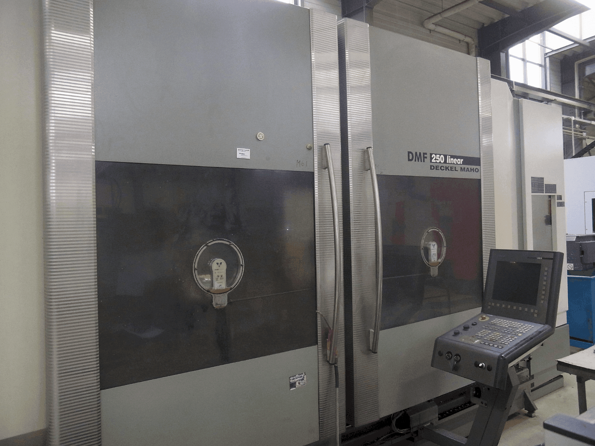 A DECKEL MAHO DMF 250 linear gép elölnézete