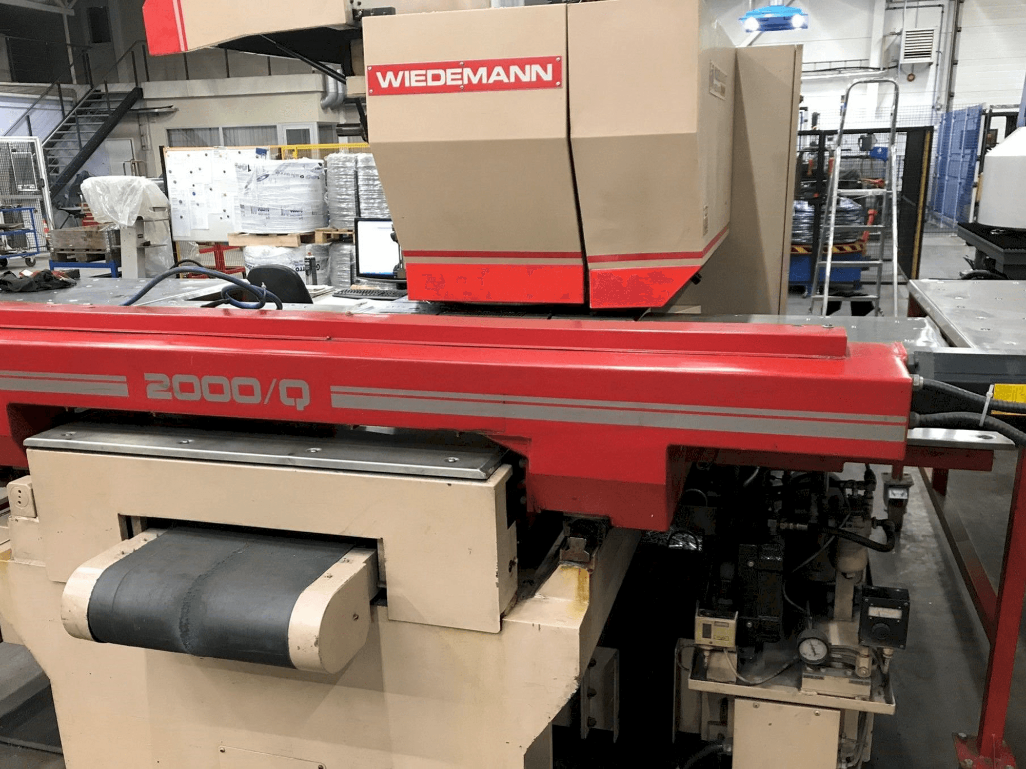 A MURATA Wiedemann 2000/Q gép elölnézete