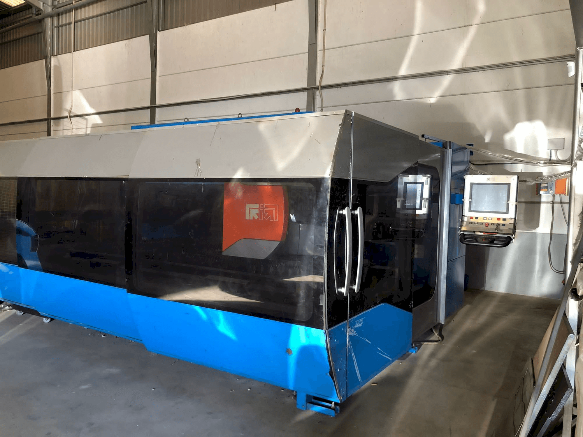 A Prima Power Zaphiro gép elölnézete