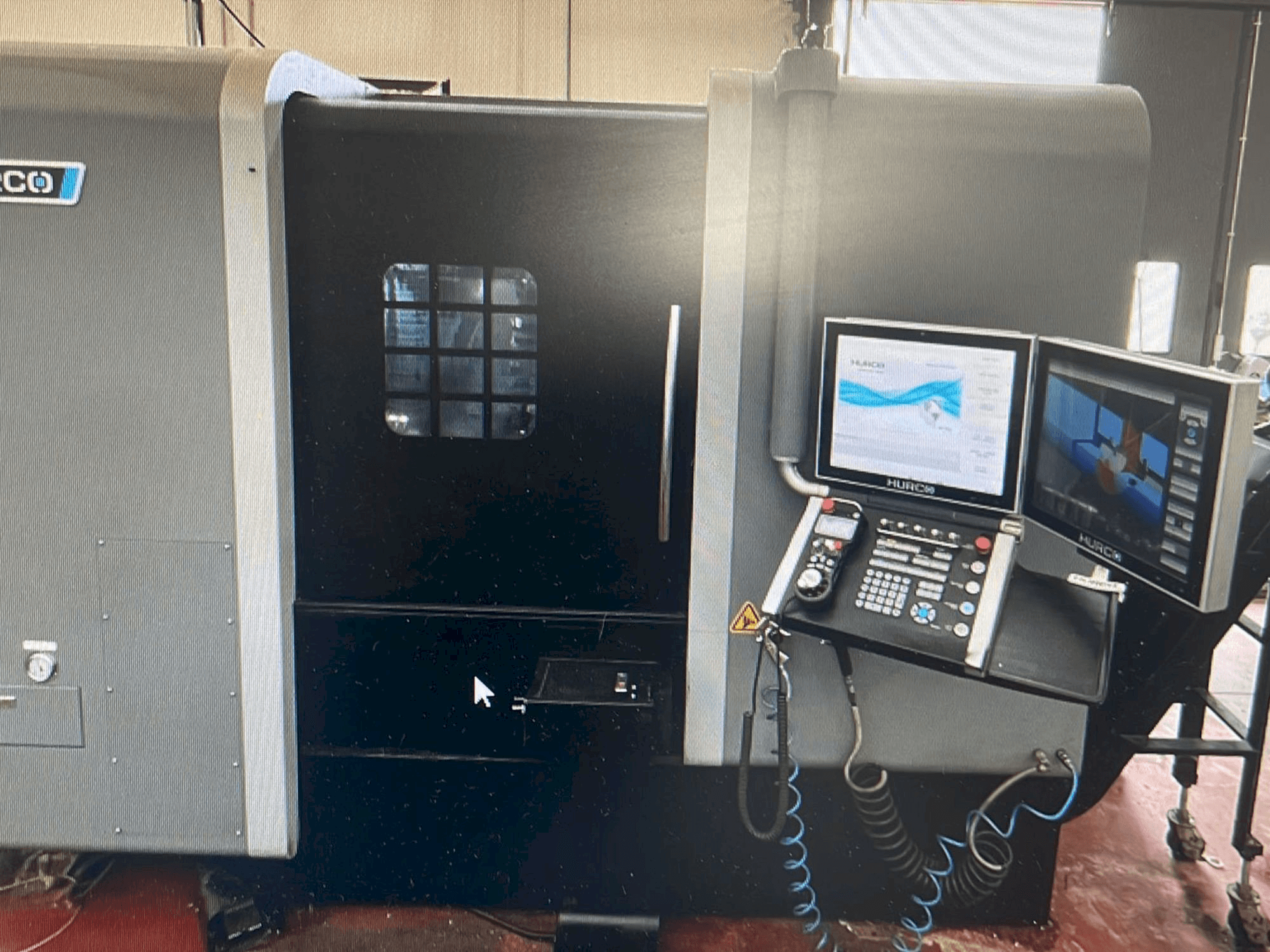 A Hurco TMX8MYSi gép elölnézete