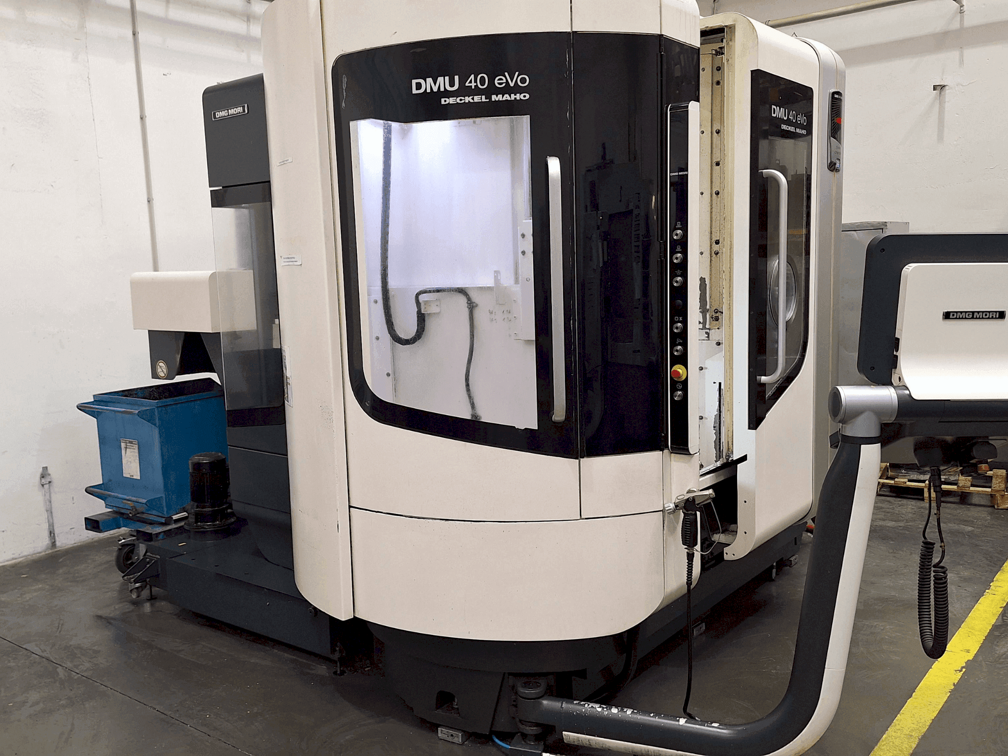 A DMG MORI DMU 40 eVo gép elölnézete