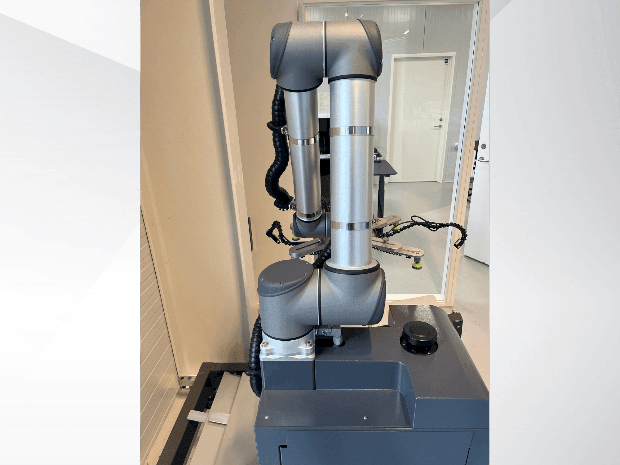 A Universal Robots UR10 gép elölnézete