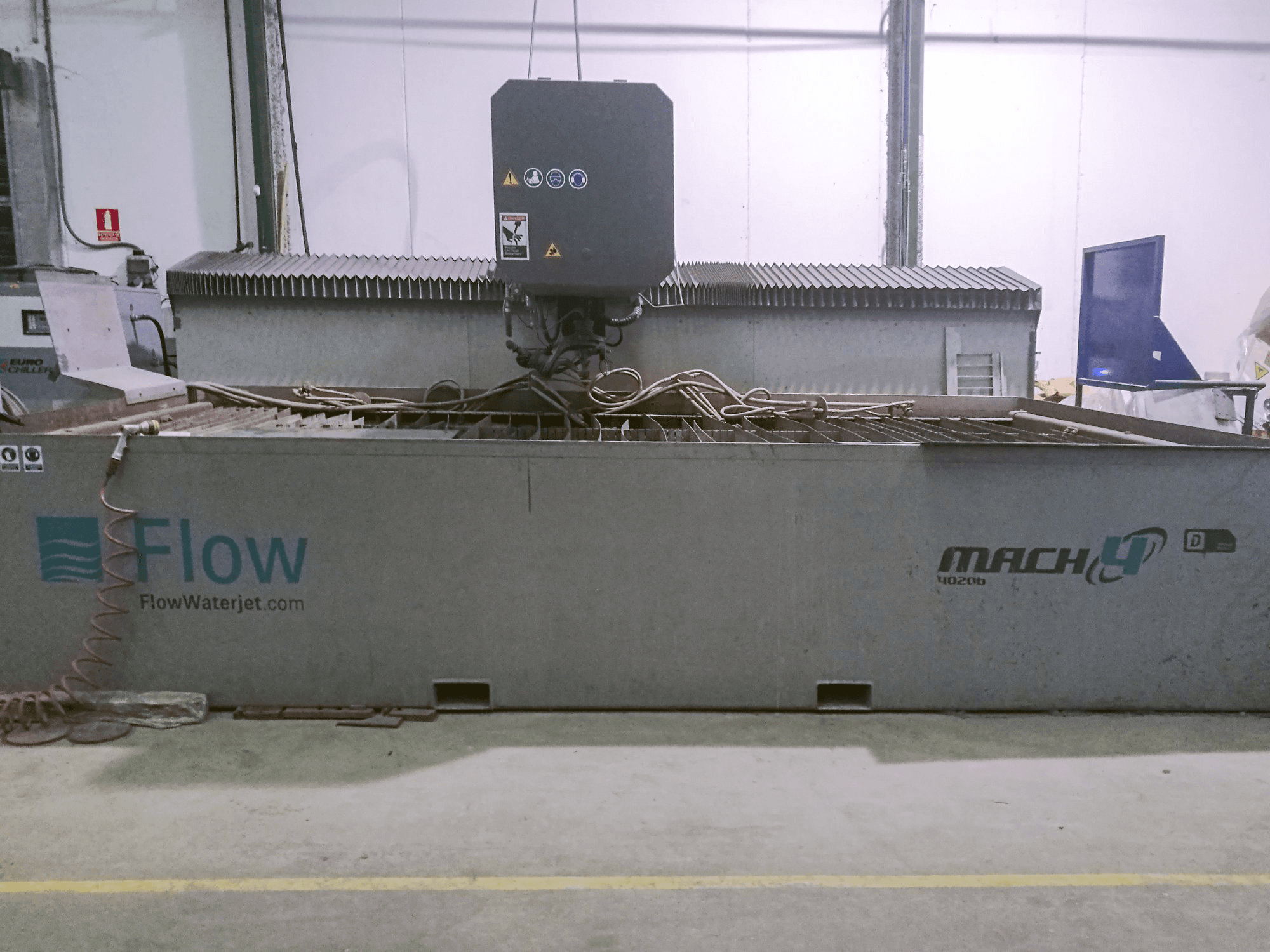 A Flow Mach4 4020b gép elölnézete