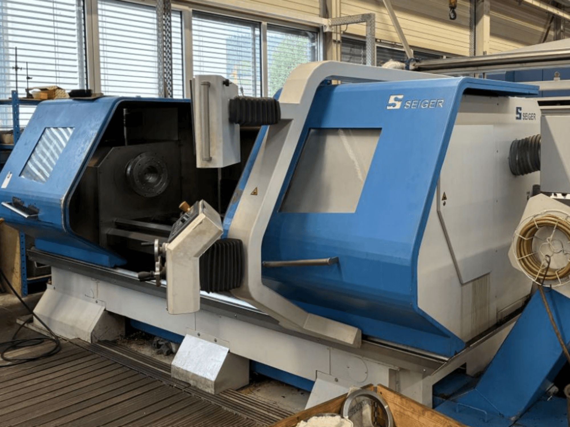 SEIGER SLZ-620E vízszintes eszterga, elölnézet, amelyen látható a vezérlőpanel és a főorsó területe.