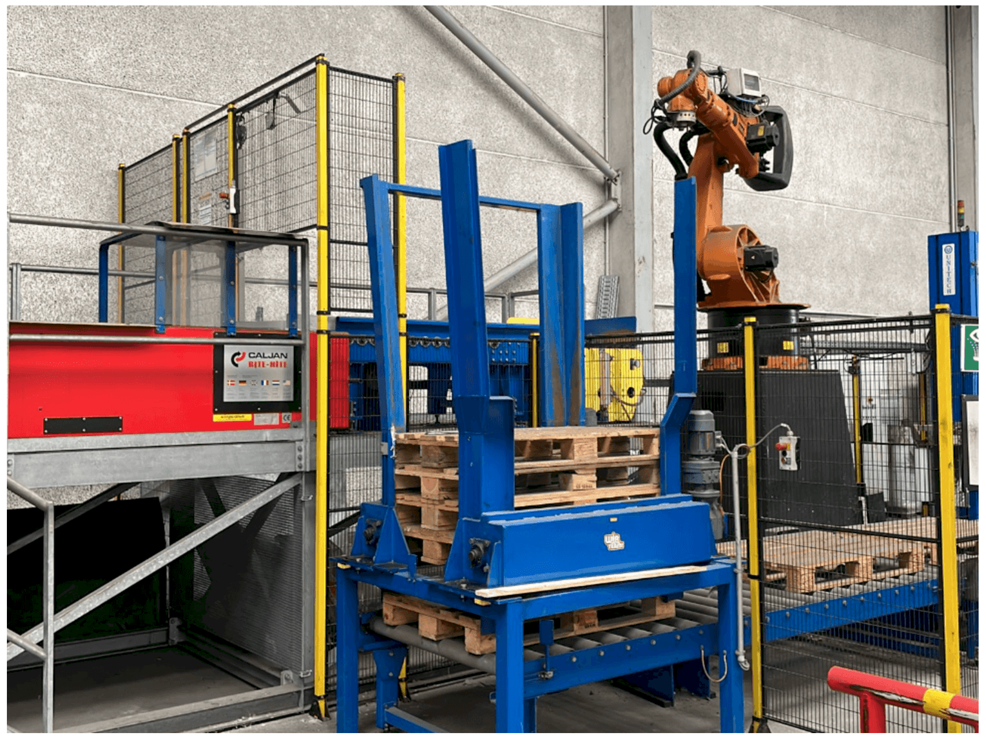 A KUKA 600260060 gép elölnézete