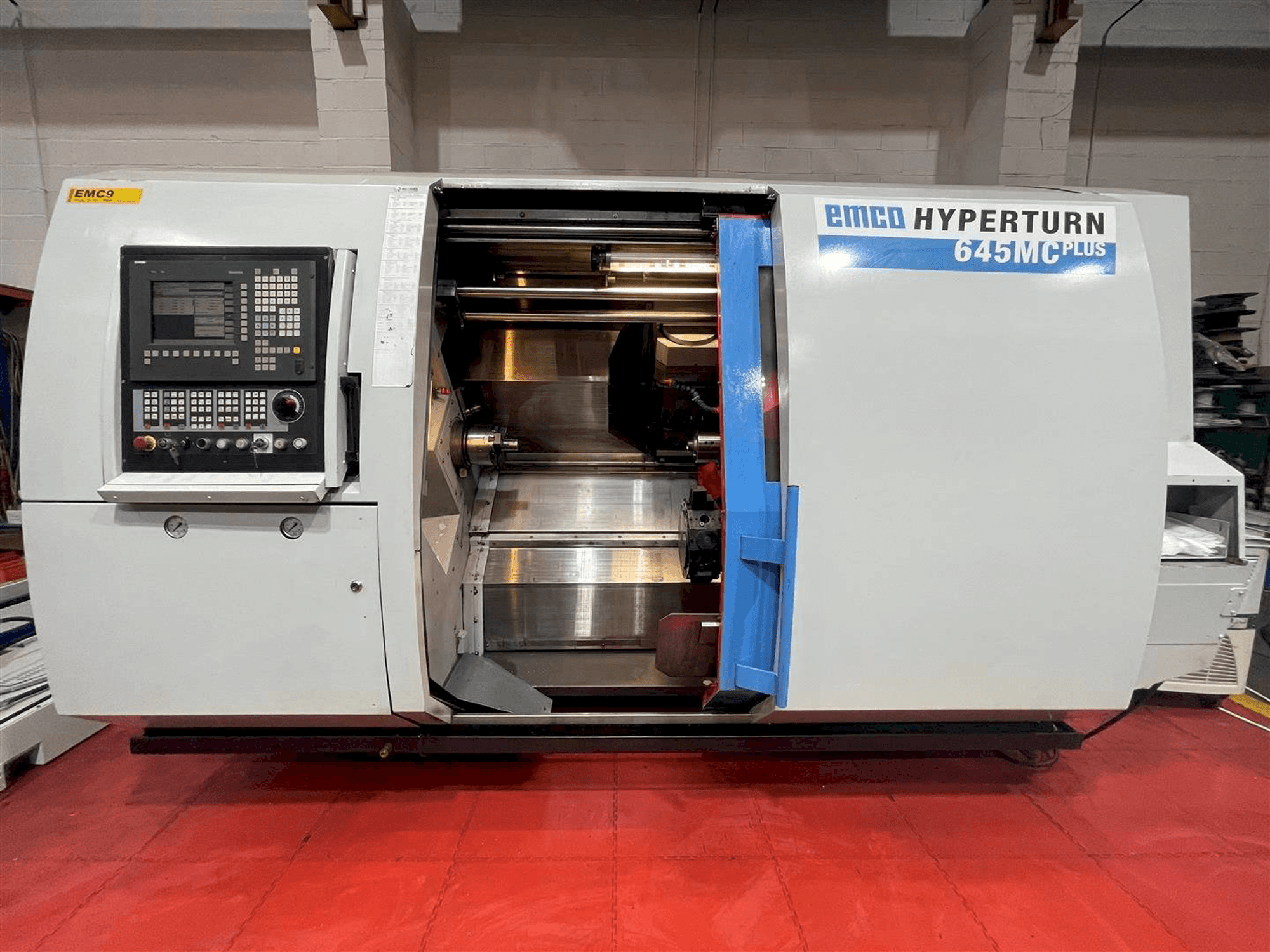 A EMCO Hyperturn 645MC Plus gép elölnézete