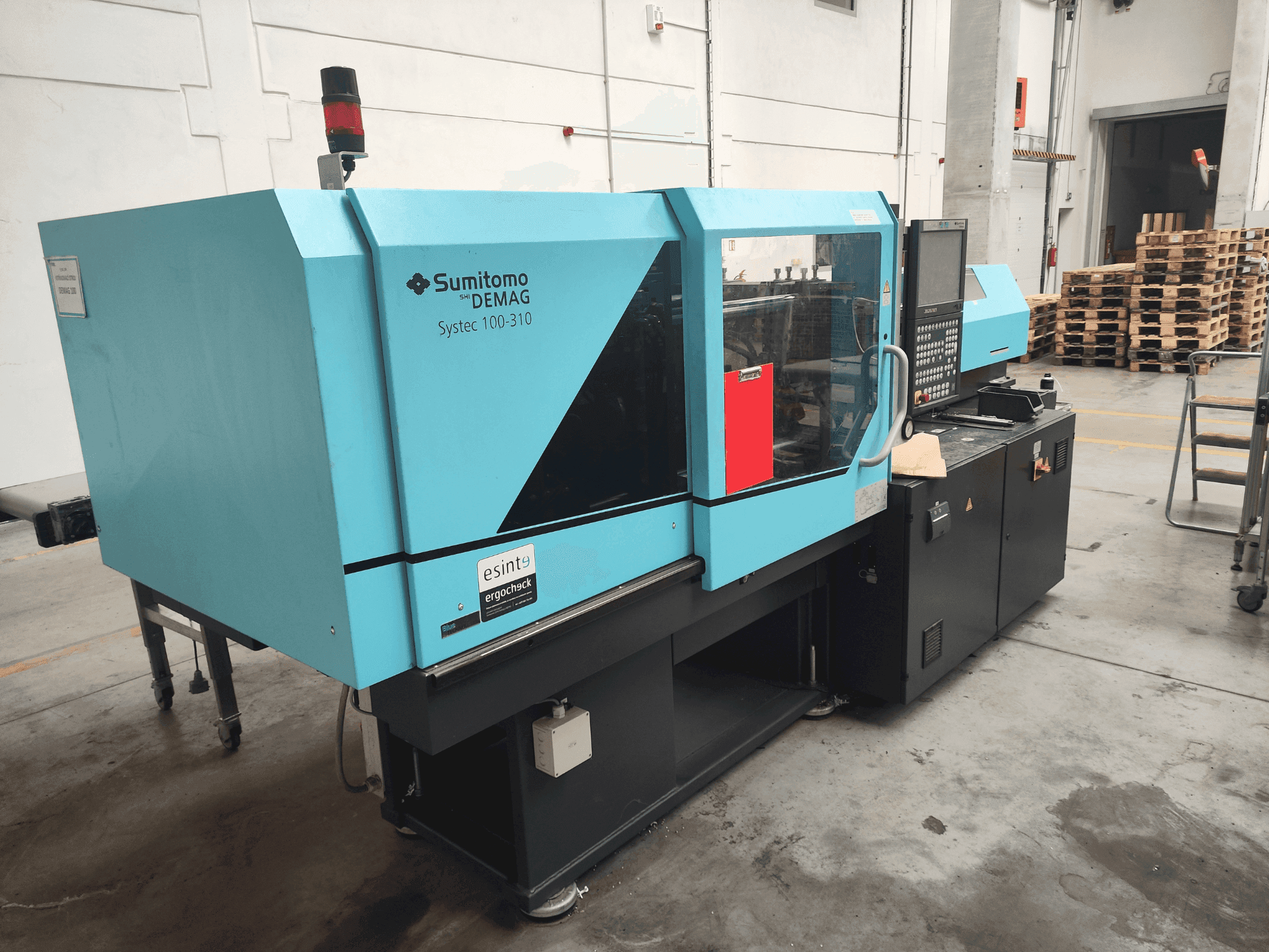 A DEMAG Systec 100/420-310 gép elölnézete