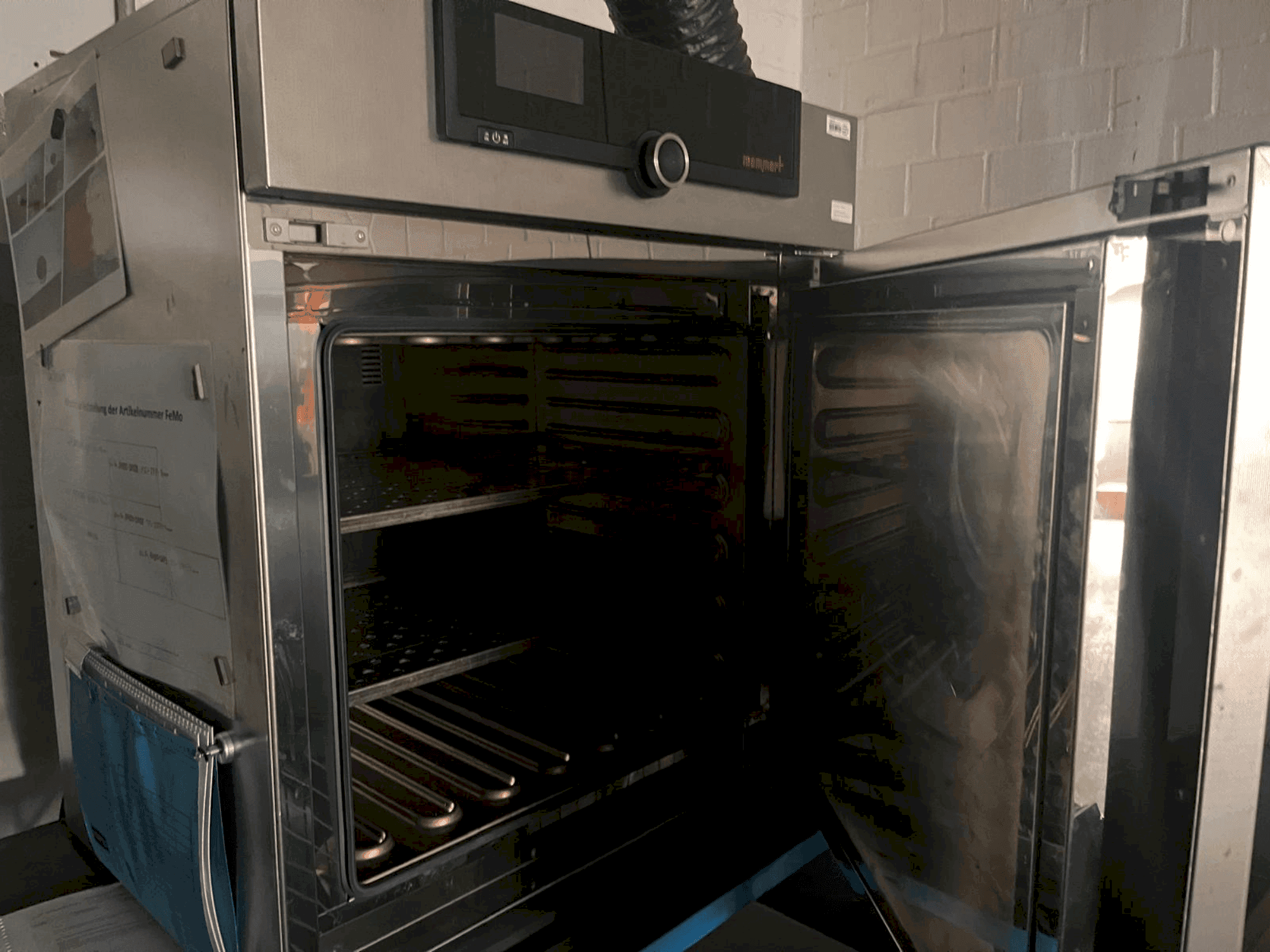 A MEMMERT UN110 gép elölnézete