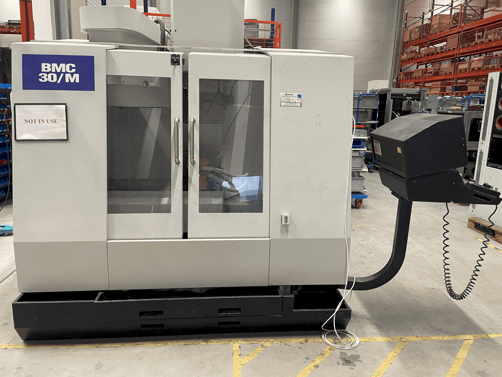 A Hurco BMC-30M gép elölnézete