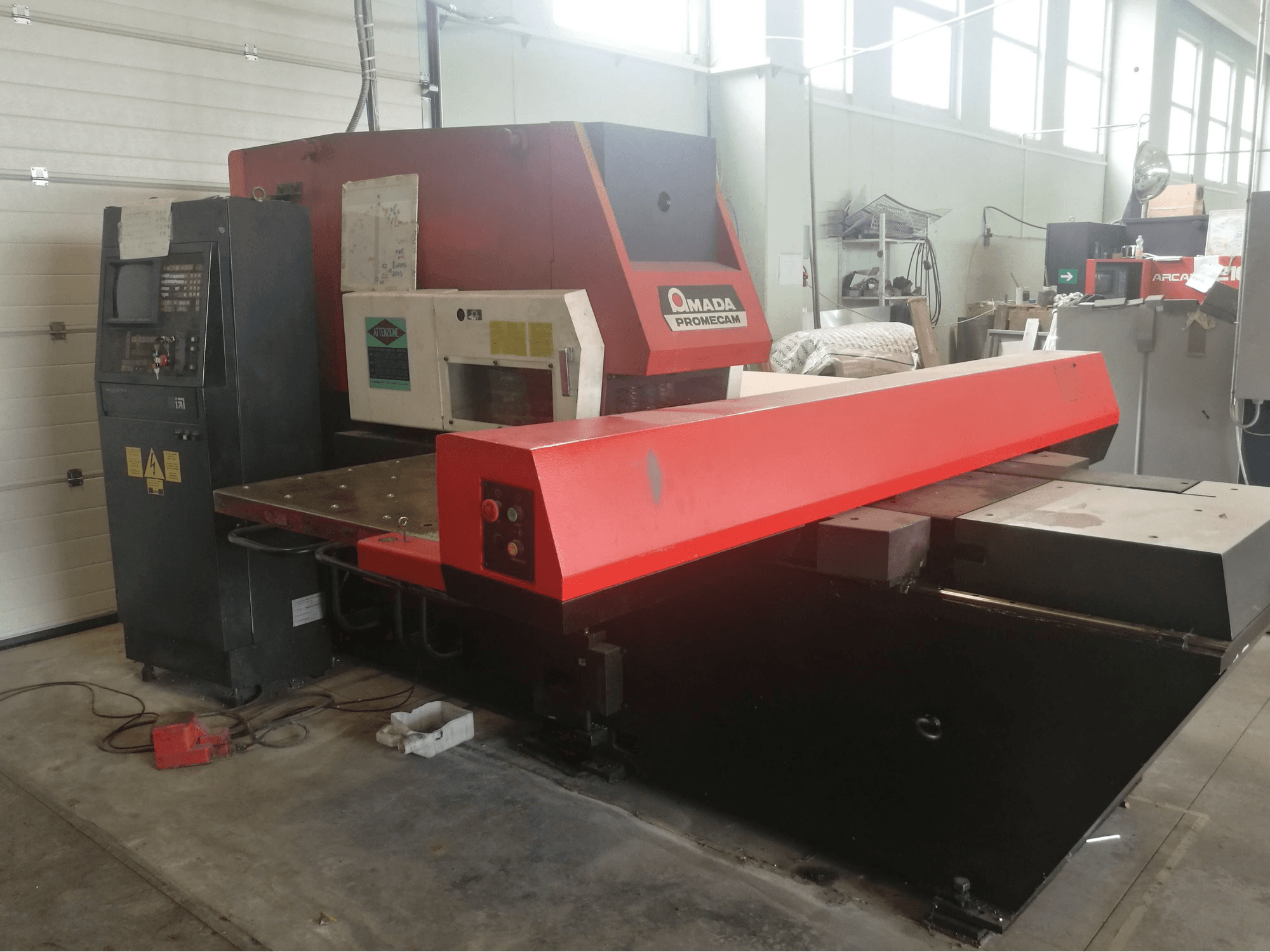 A AMADA ARIES 245 gép bal oldali nézete