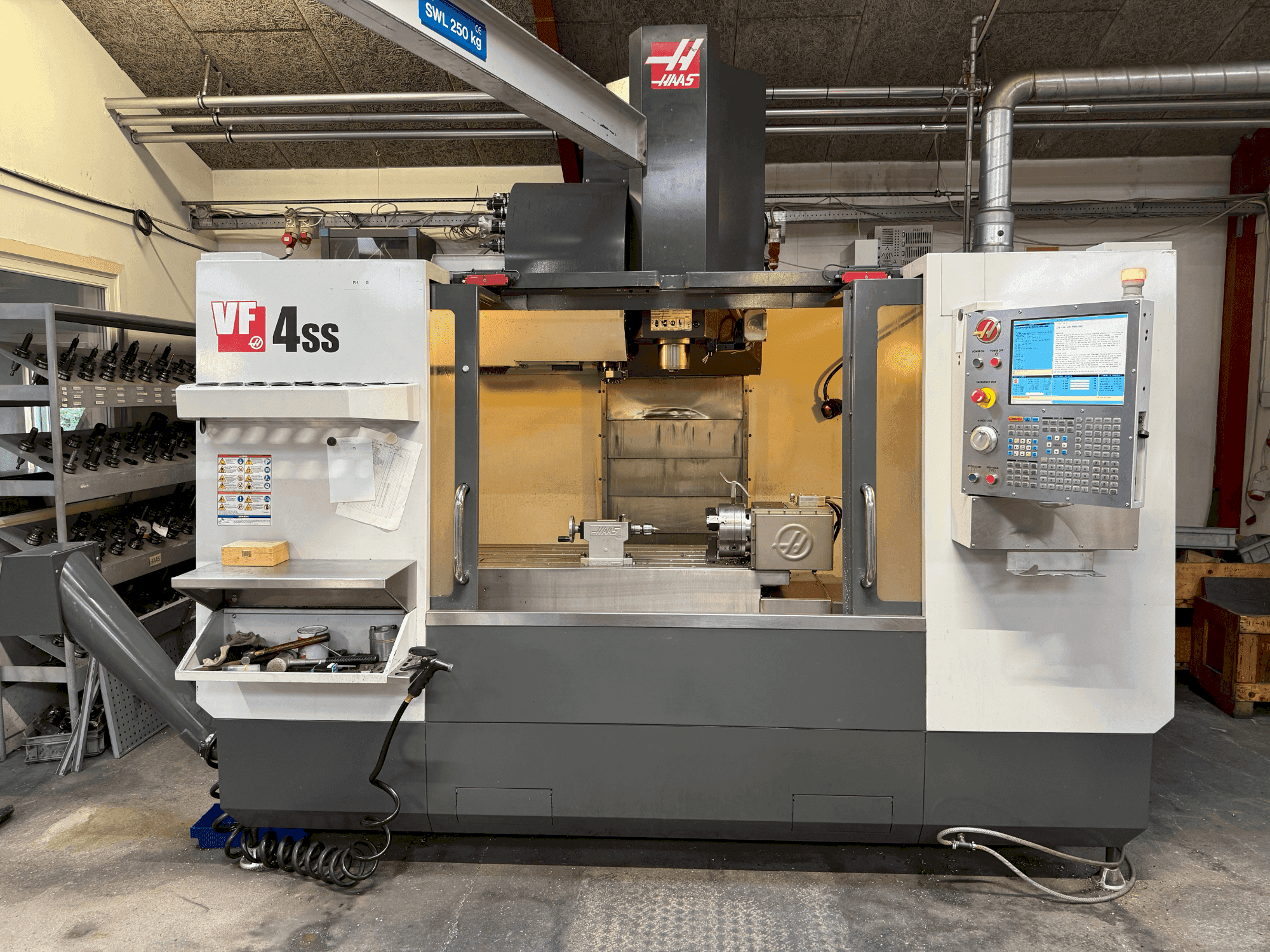 A HAAS VF-4SS gép elölnézete