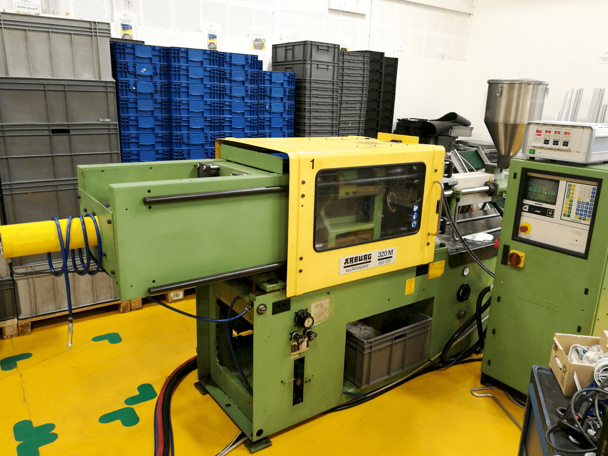 A Arburg 320 M 850-210 gép bal oldali nézete