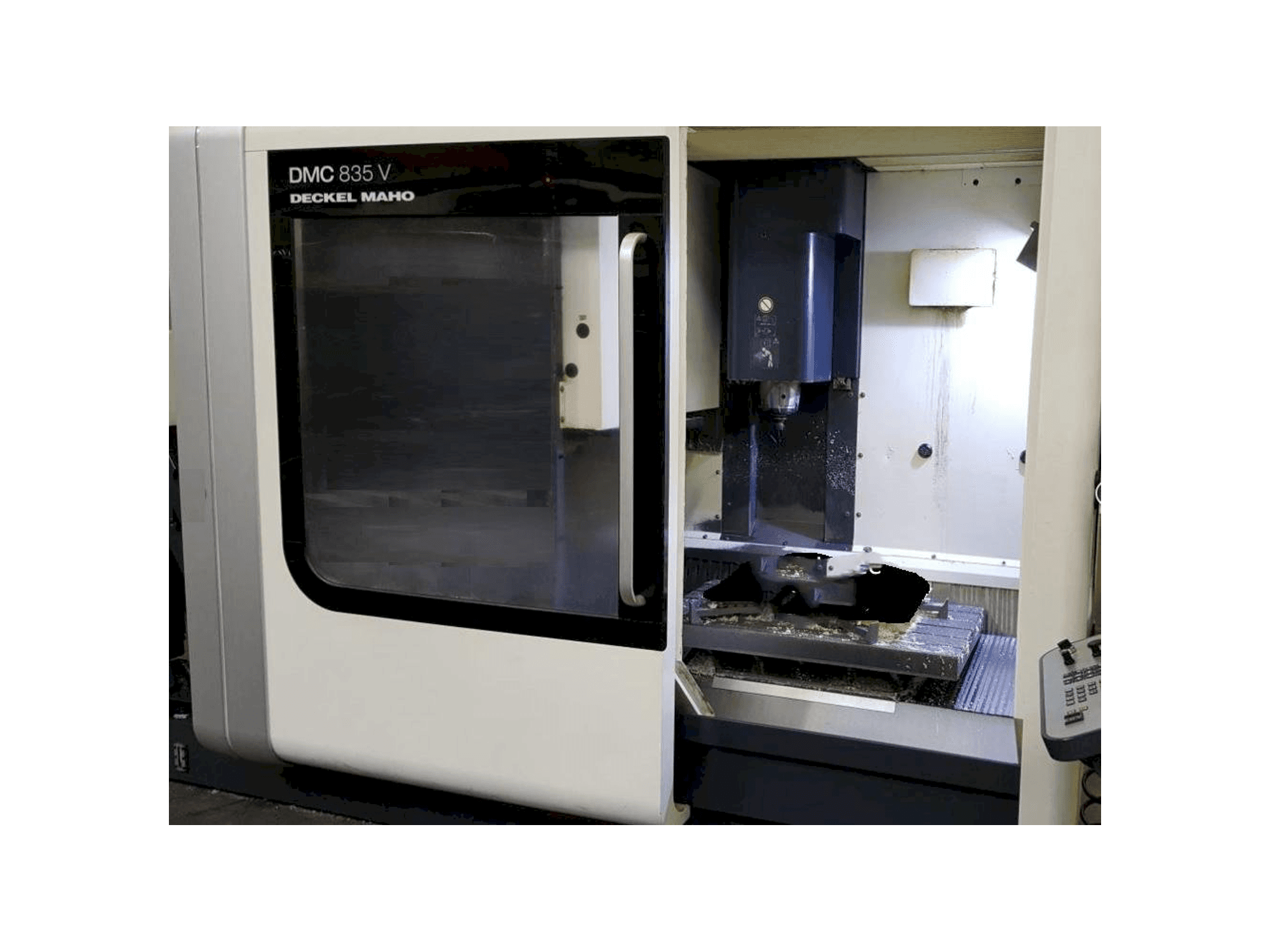 A DECKEL MAHO DMC 835 V gép elölnézete