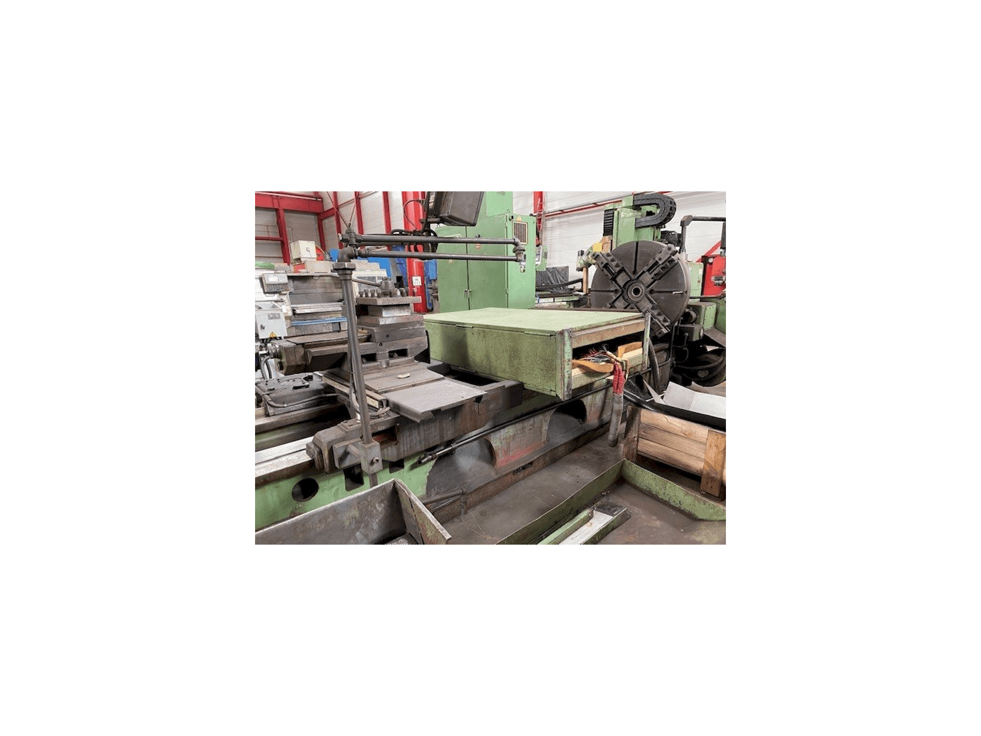 A TOS SU 100/8000 gép elölnézete