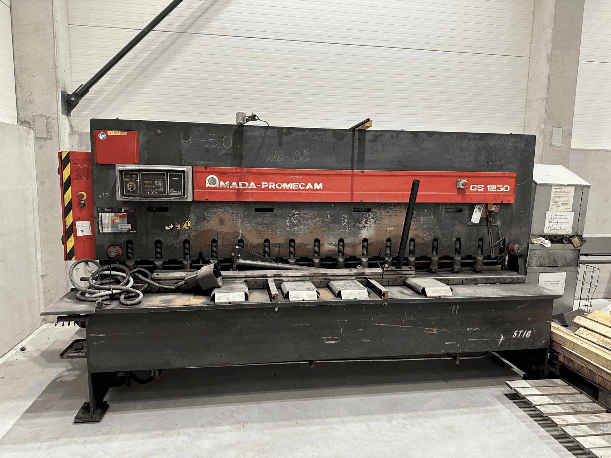 A AMADA Promecam GS1230 gép elölnézete