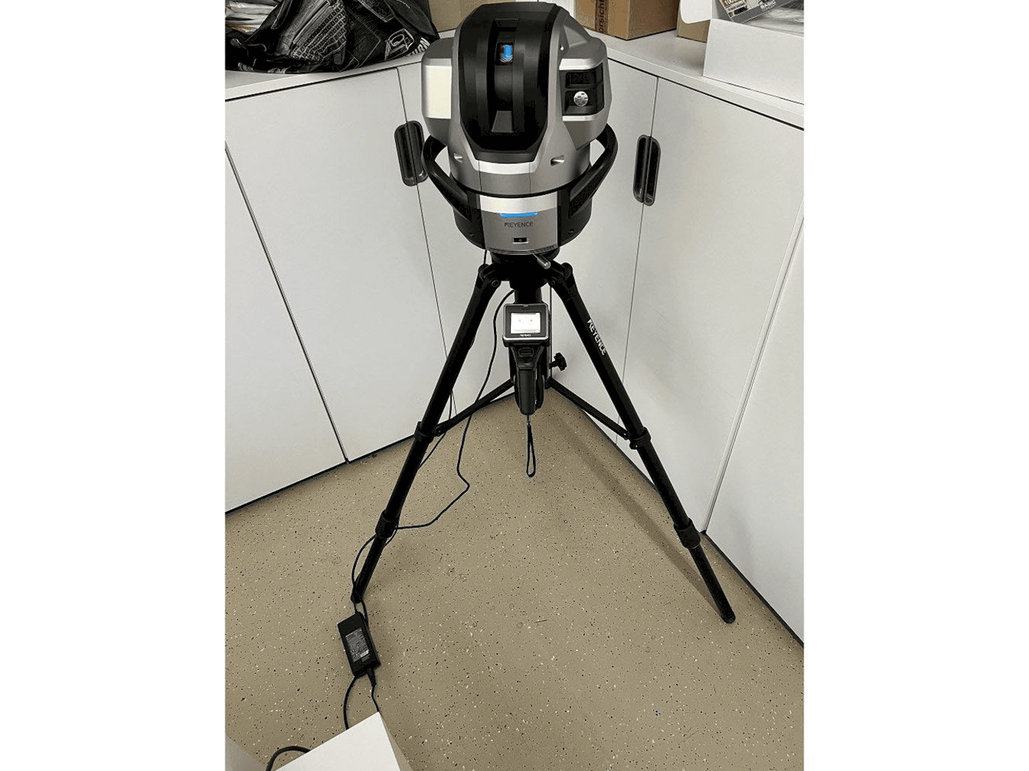 A KEYENCE WM-C3000 gép elölnézete