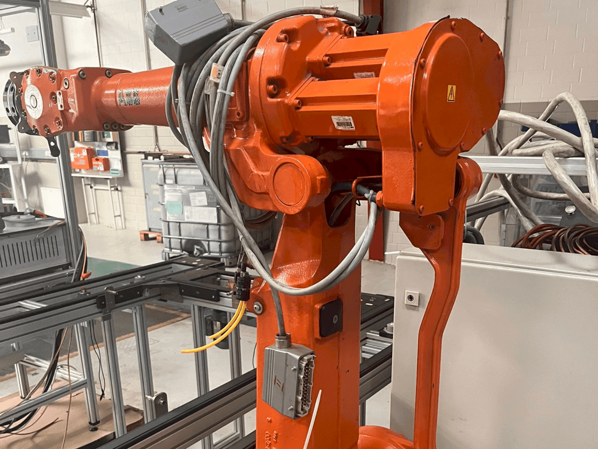 A ABB IRB 2400 M2004 gép elölnézete