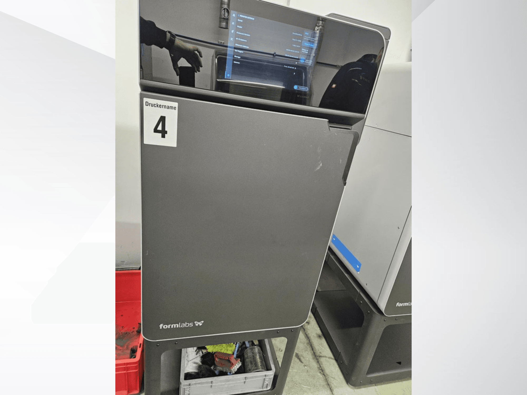 FORMLABS Fuse 1+ 30 W-os műanyag 3D-nyomtató, elölnézet, az érintőképernyővel és a „Druckname 4” felirattal.