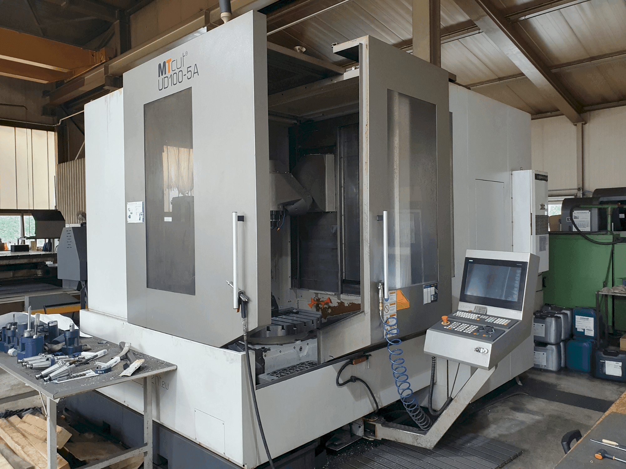 A MTcut UD100-5A gép elölnézete