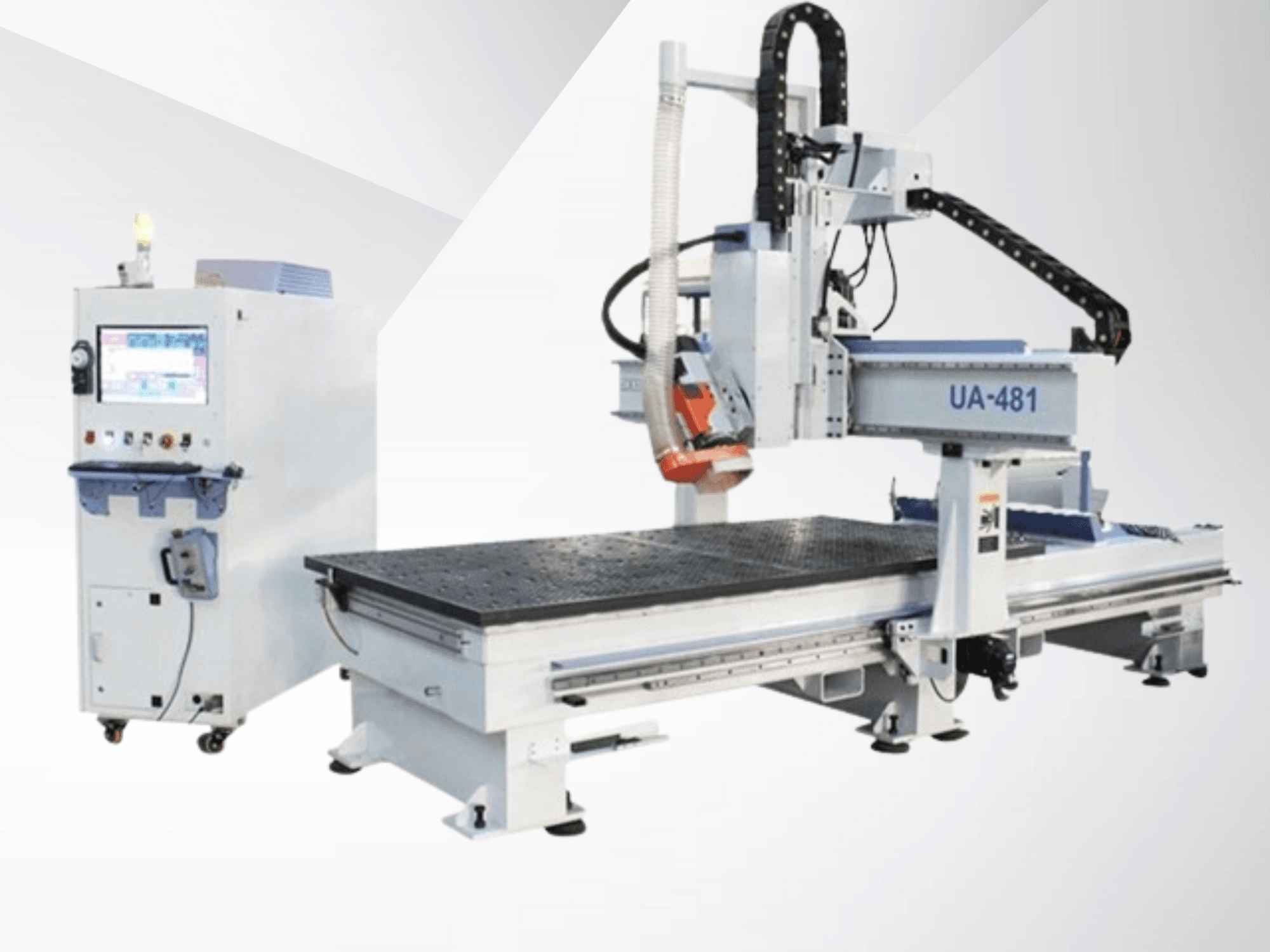 UA-481 CNC gép és vezérlőpanel, oldalnézet, kiemelve a nagy munkaasztalt és a precíziós vágófejet.