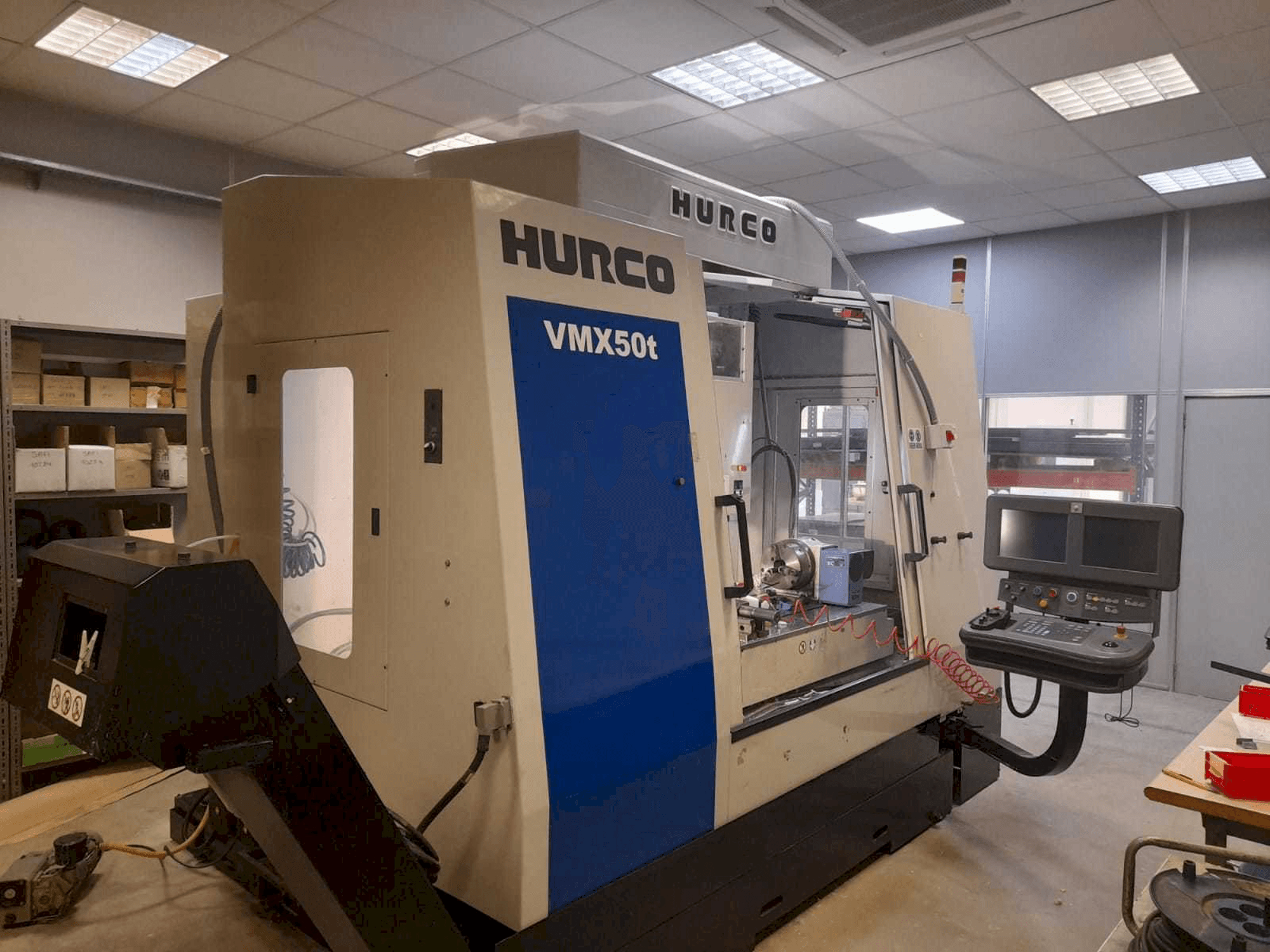 A Hurco VMX50T gép elölnézete
