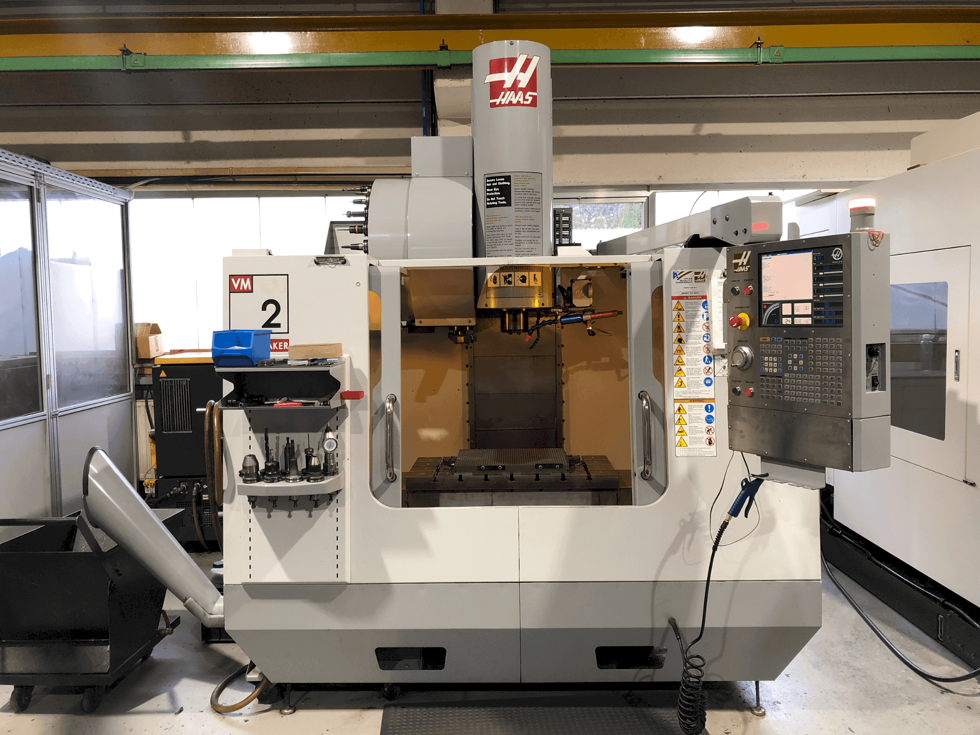 A HAAS VM-2HF gép elölnézete