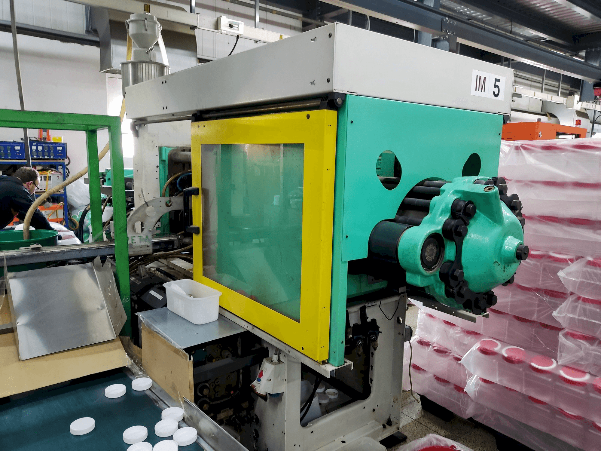 A Arburg 470C 1500-675 gép elölnézete