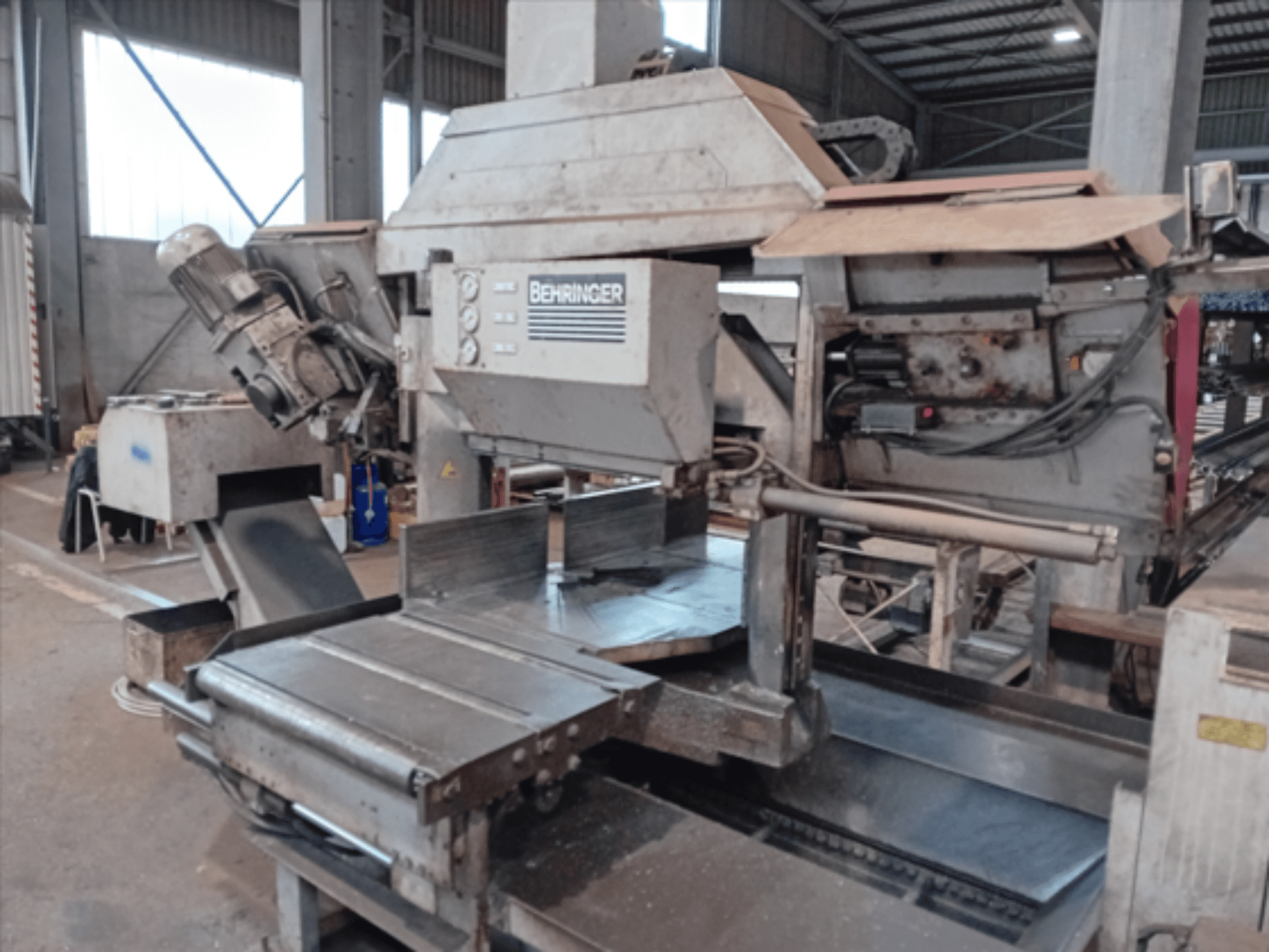 Behringer szalagfűrész, előlnézet, nagyméretű pengével, motorral és állítható asztallal, ideális a műhelyben történő fémvágáshoz.