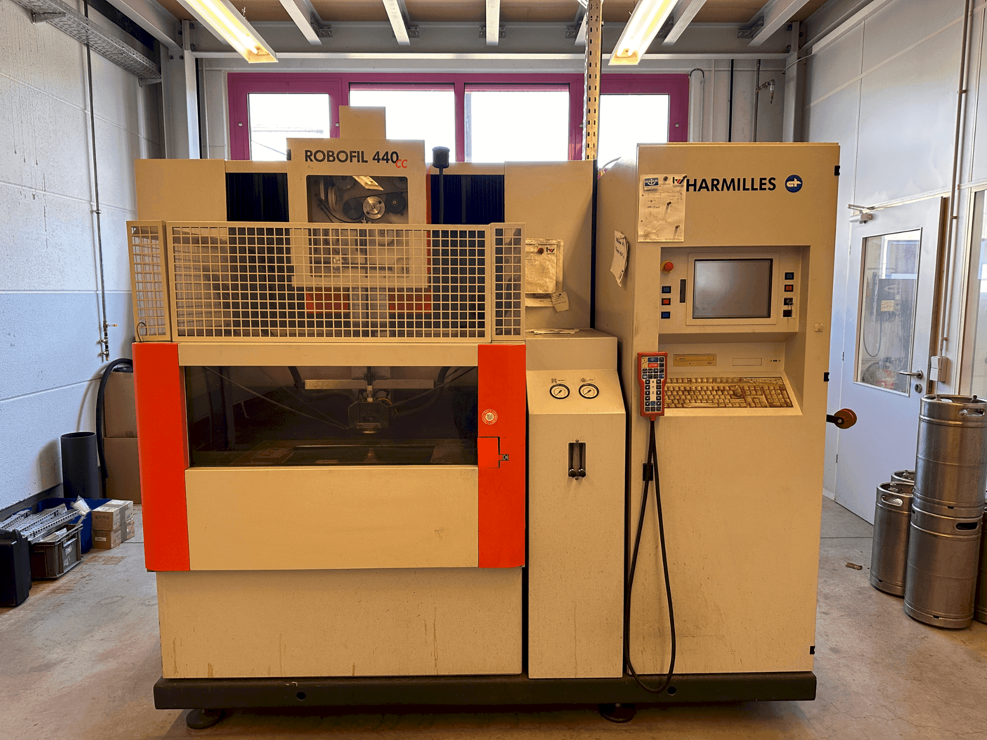 A CHARMILLES Robofil 440 CC gép elölnézete