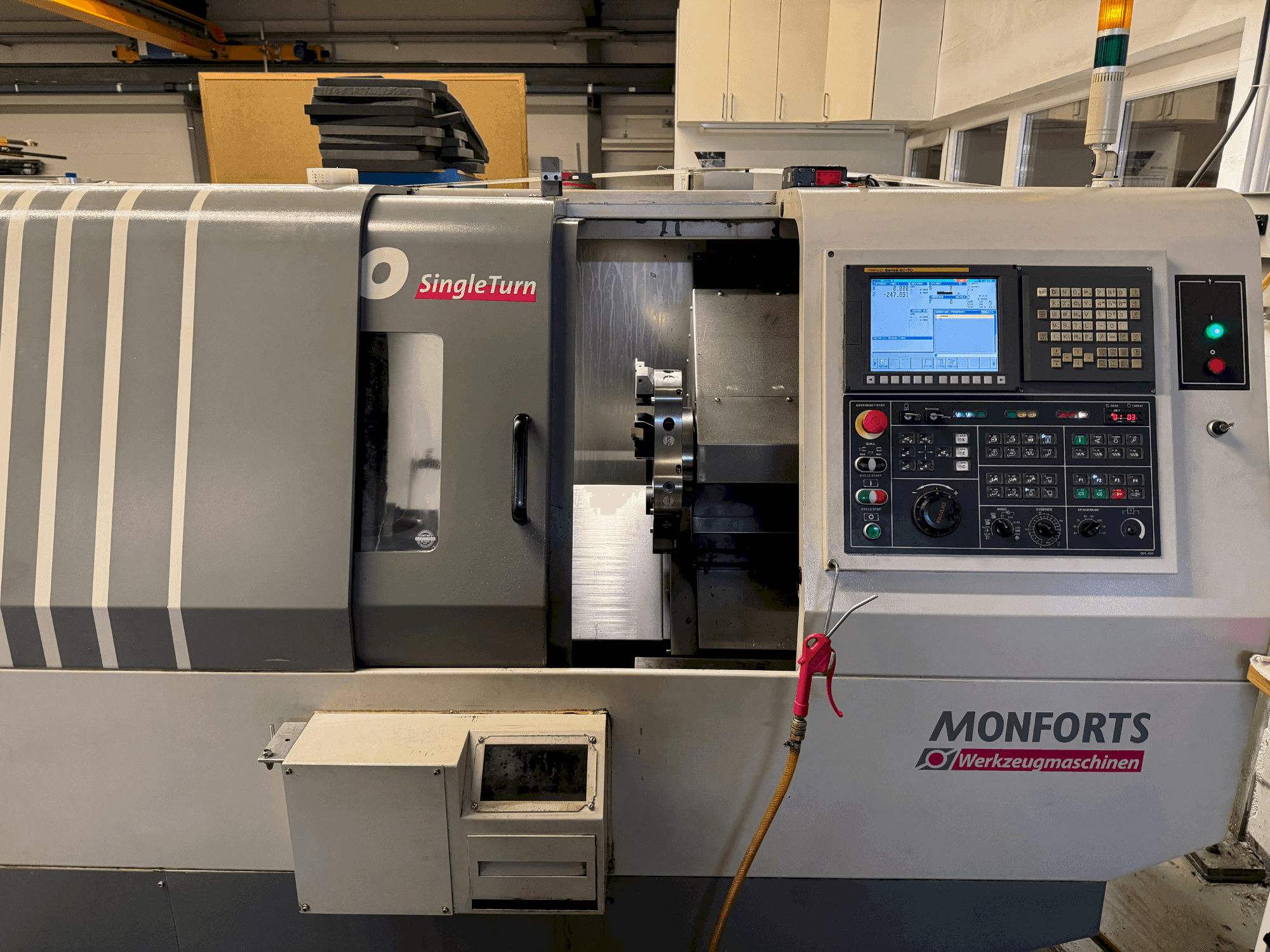 A Monforts TNC 300 SingleTurn gép elölnézete