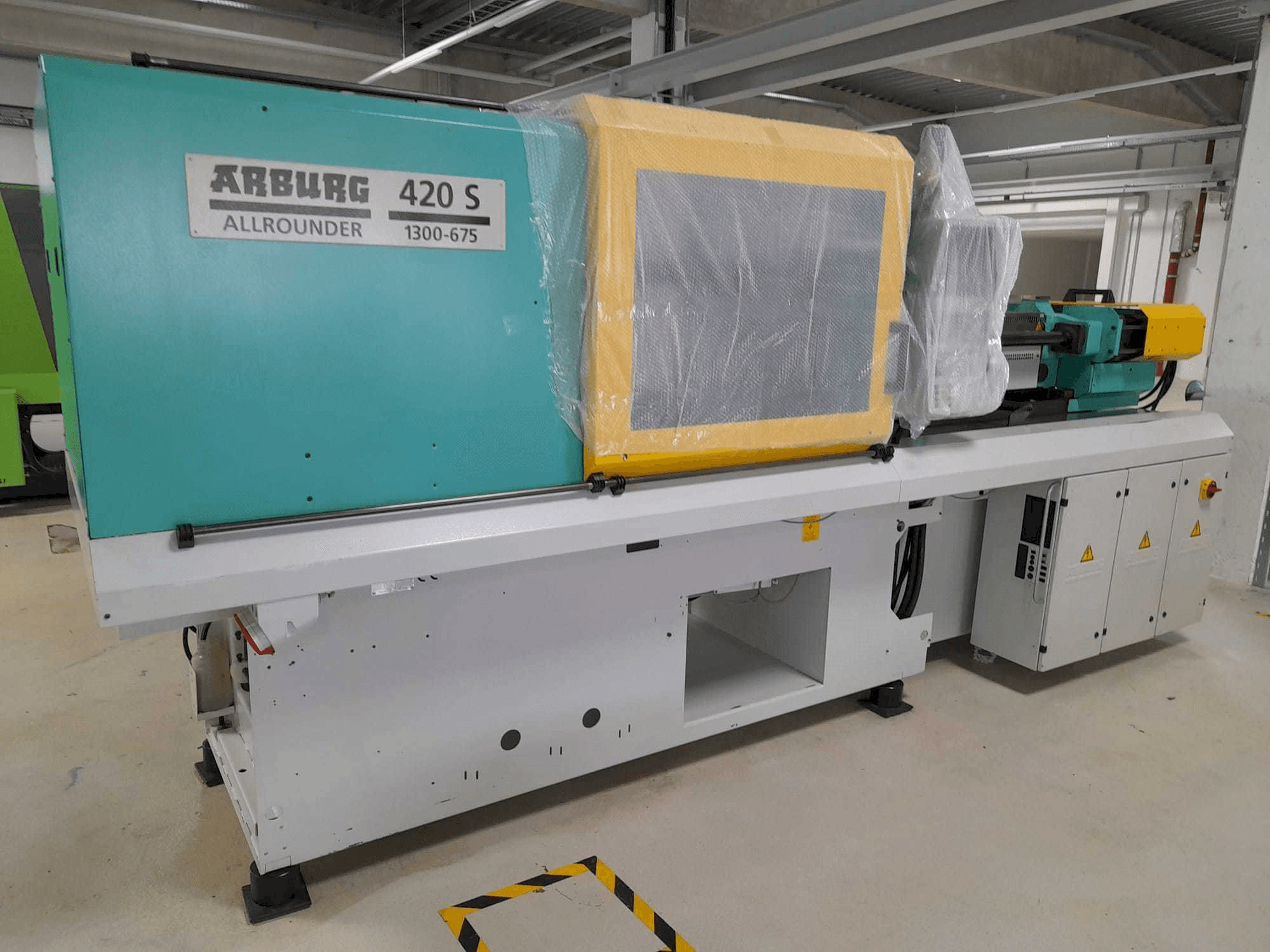 A Arburg Allrounder 420S 1300-675 gép elölnézete