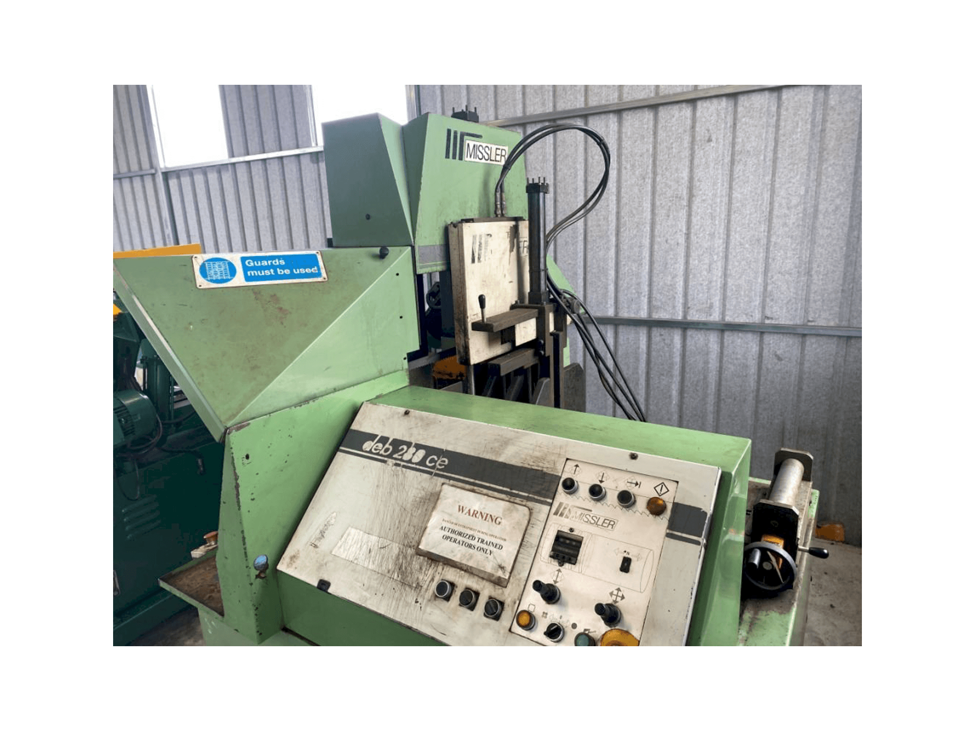 A Missler Compucut DEB 280CE gép elölnézete