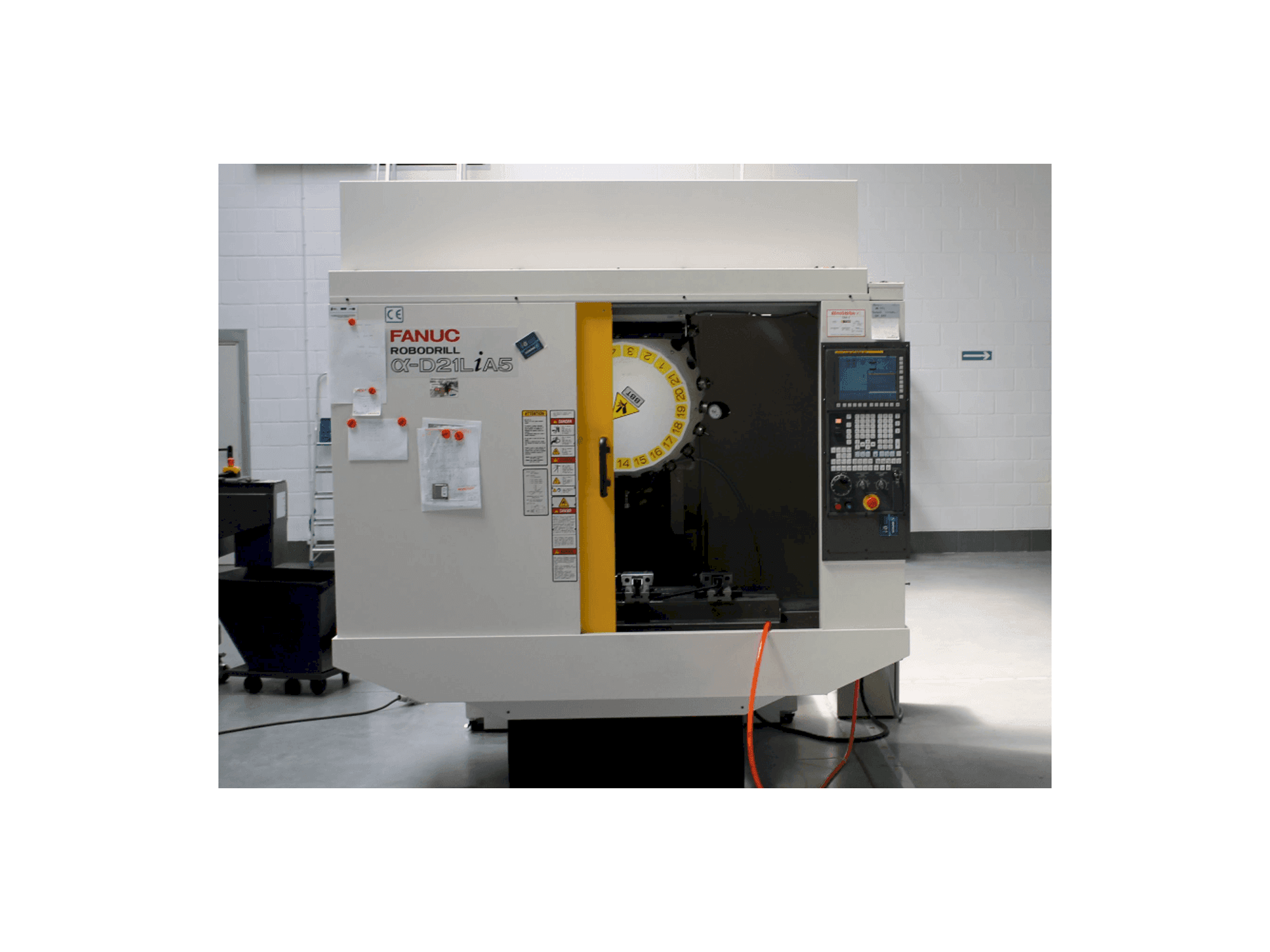 A FANUC RoboDrill D21LiA5 gép elölnézete