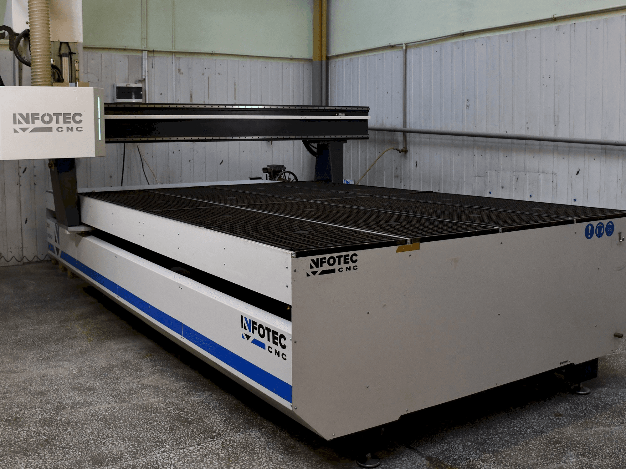 A INFOTEC 3121 E gép elölnézete