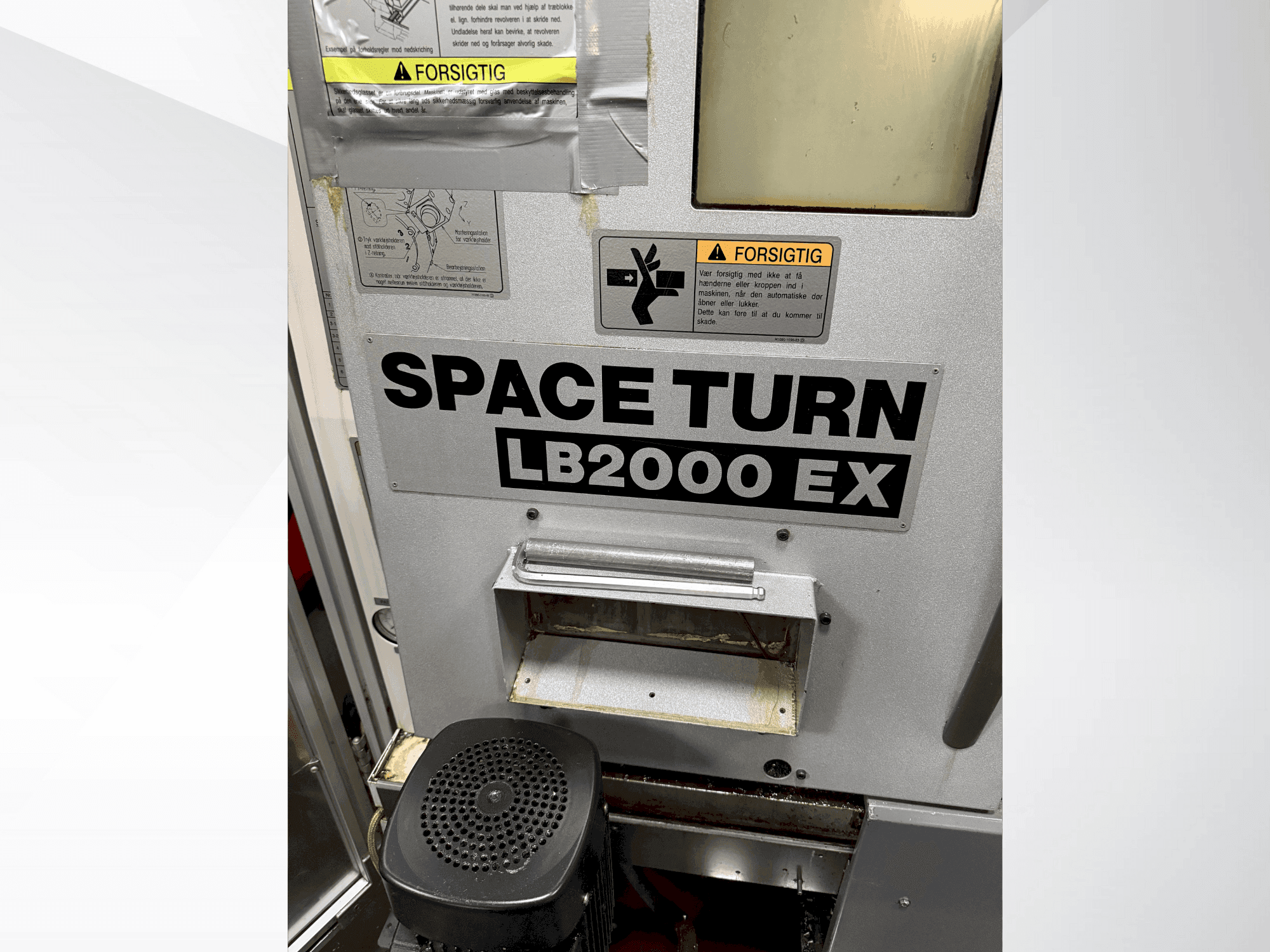 A Okuma Space Turn LB2000 EX gép elölnézete