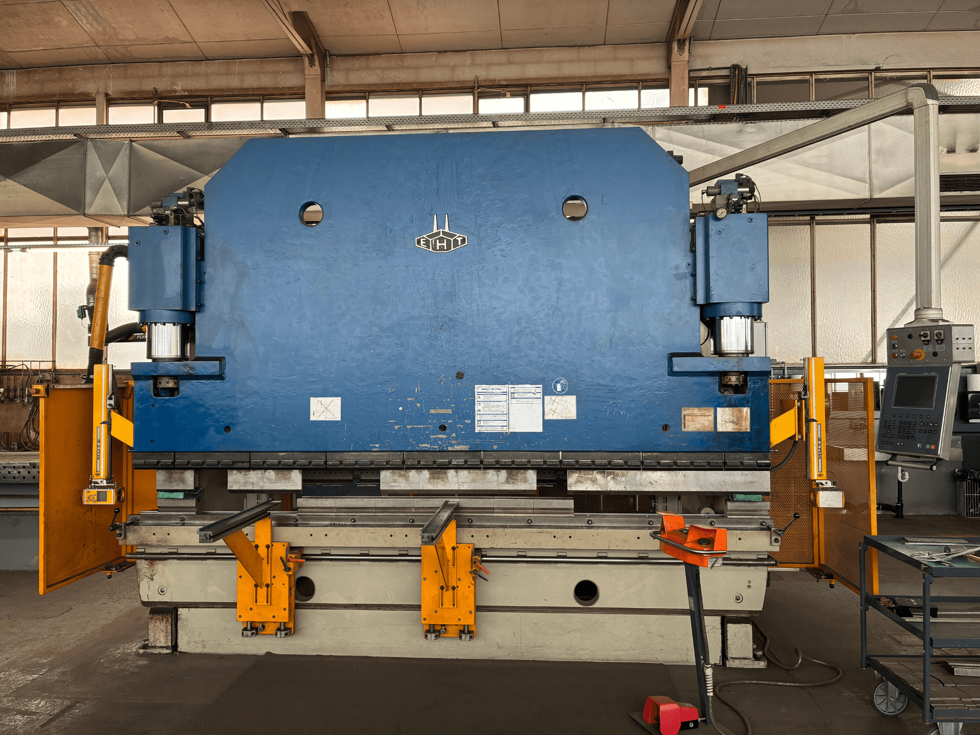 Bridgeport VMC 1000 22 függőleges megmunkálóközpont, elölnézetben a kék burkolat, a vezérlőpanel és a működési alkatrészek.