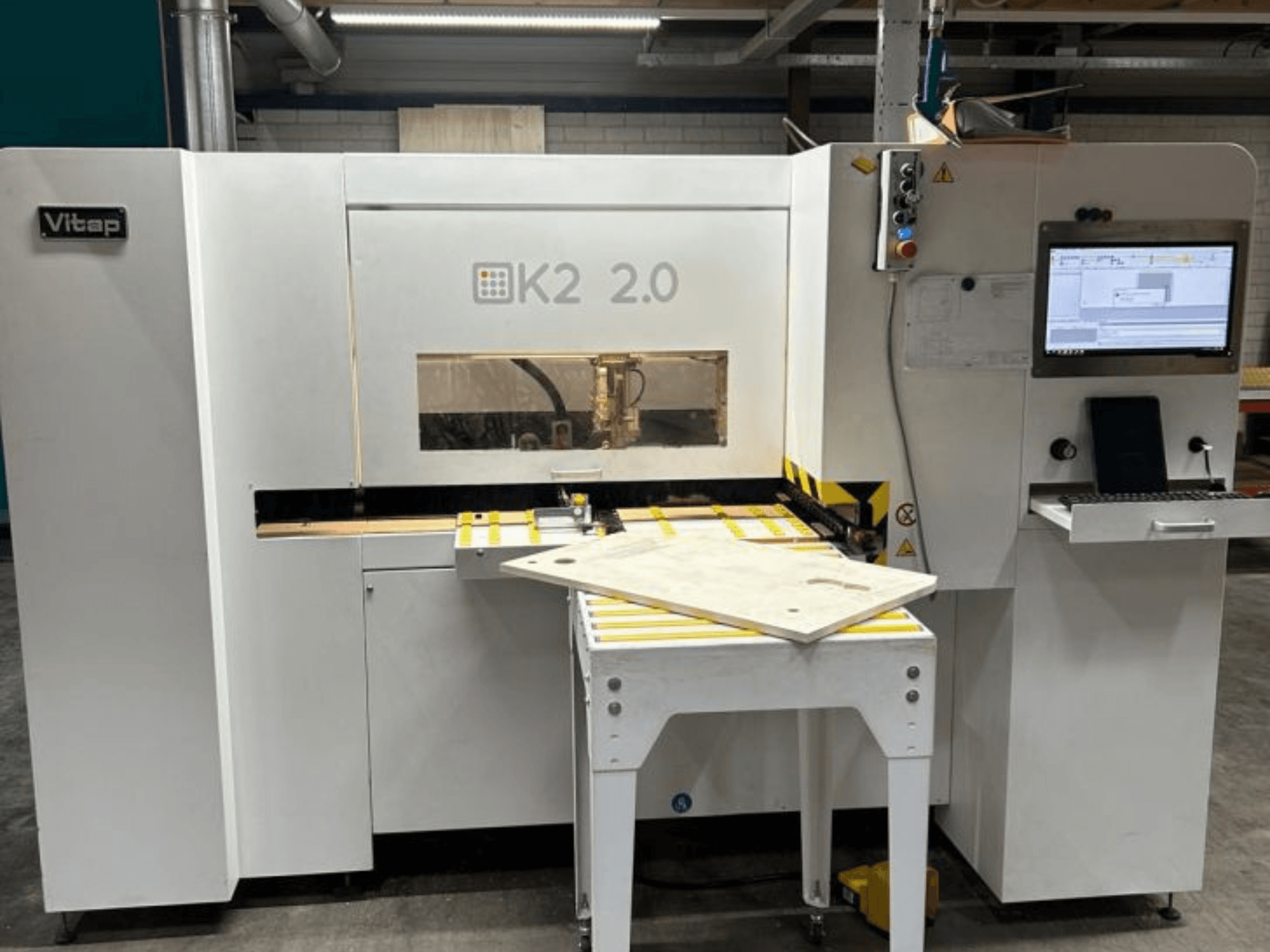 CNC megmunkálóközpont VITAP Point K2 2.0, előlnézet, a vezérlőpanel, a munkafelület és a biztonsági funkciók.