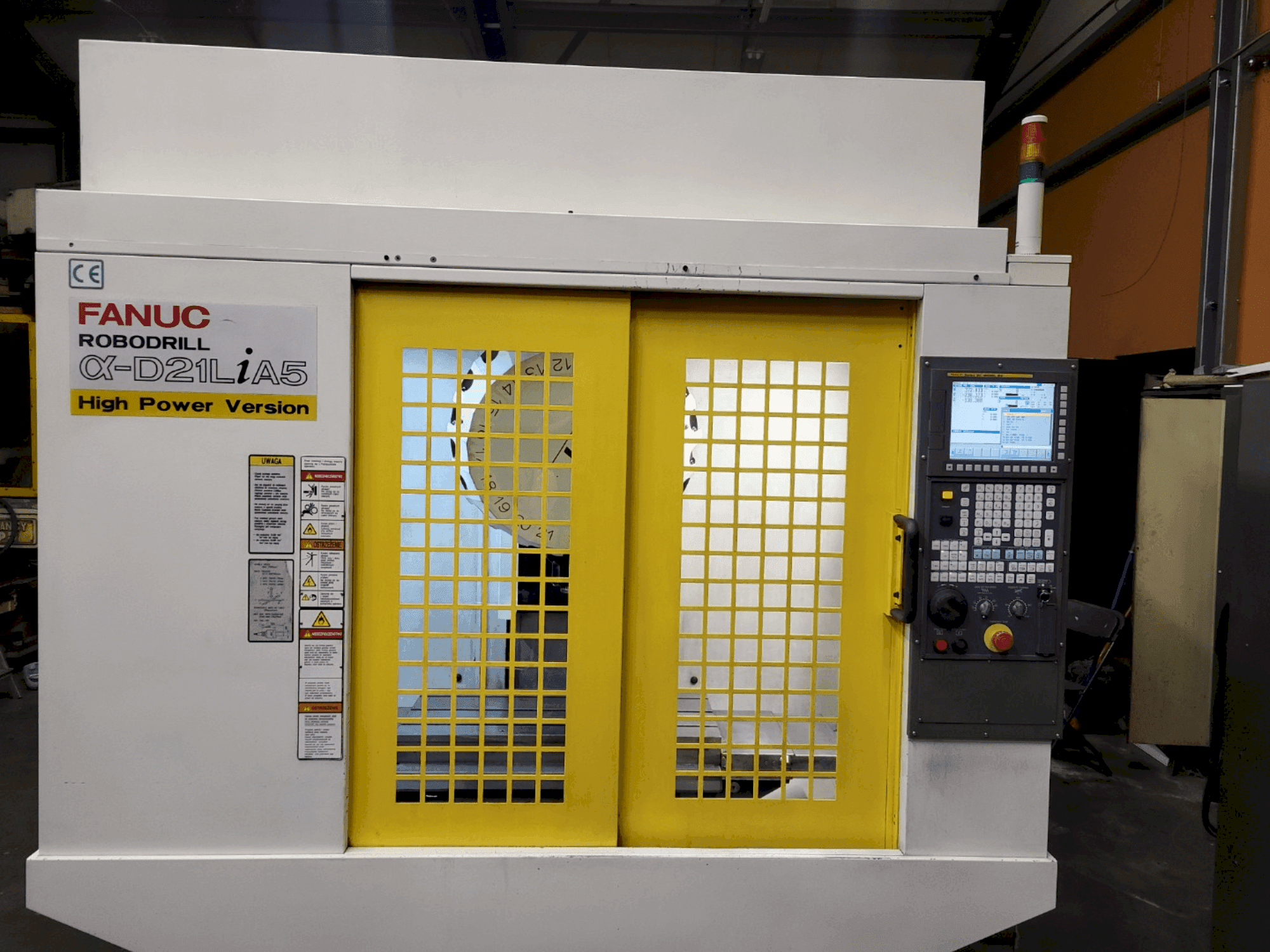 A FANUC Robodrill α-D21LiA5 gép elölnézete