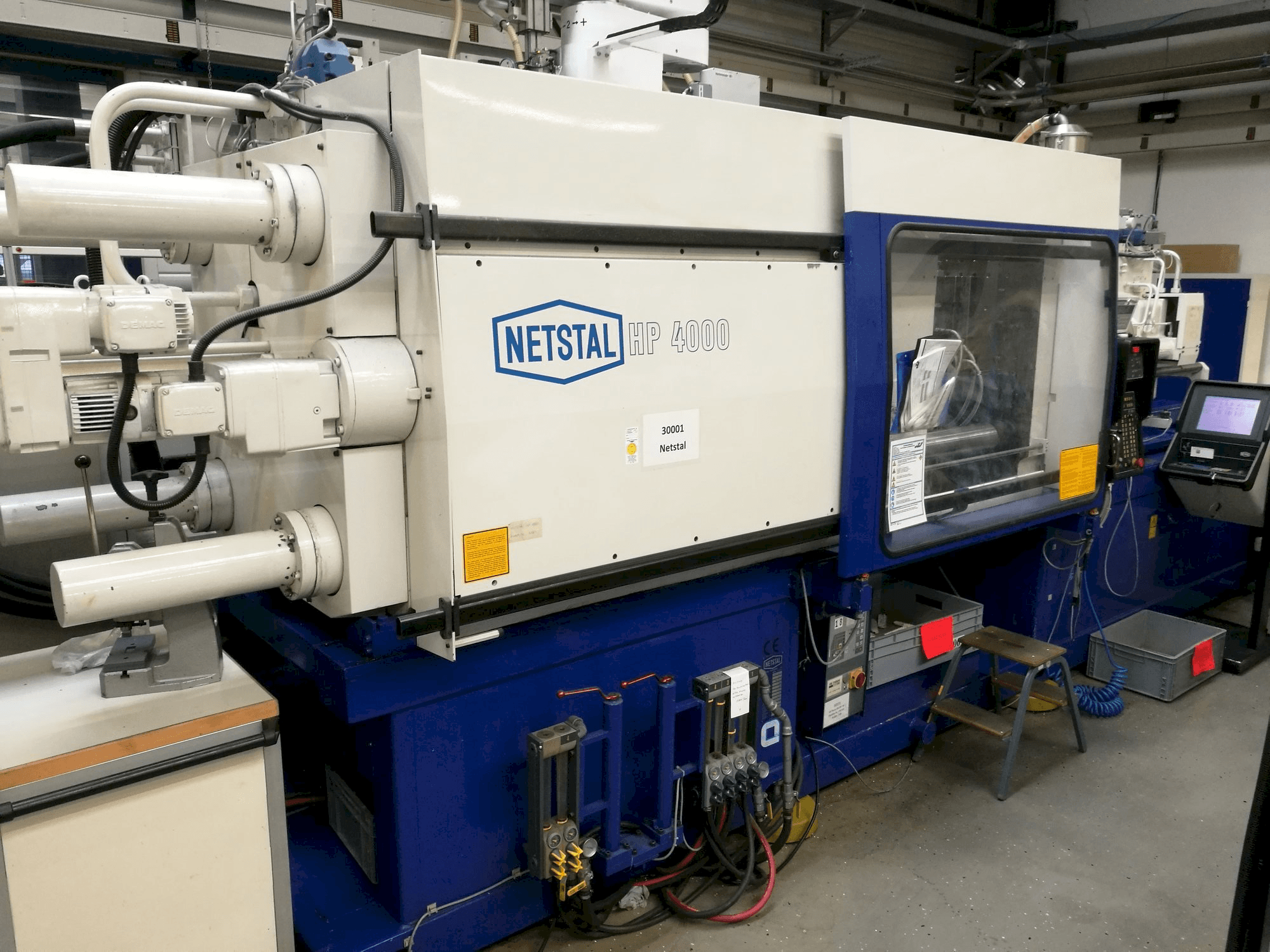 A Netstal HP4000/445-445 gép elölnézete