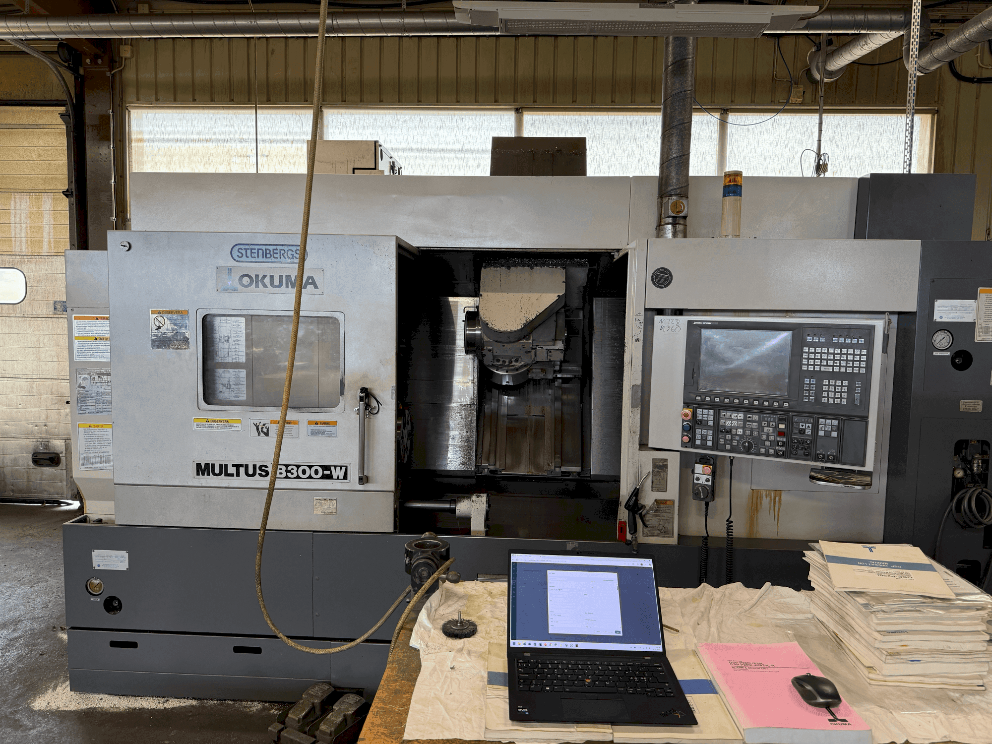 A Okuma Multus B300-W gép elölnézete