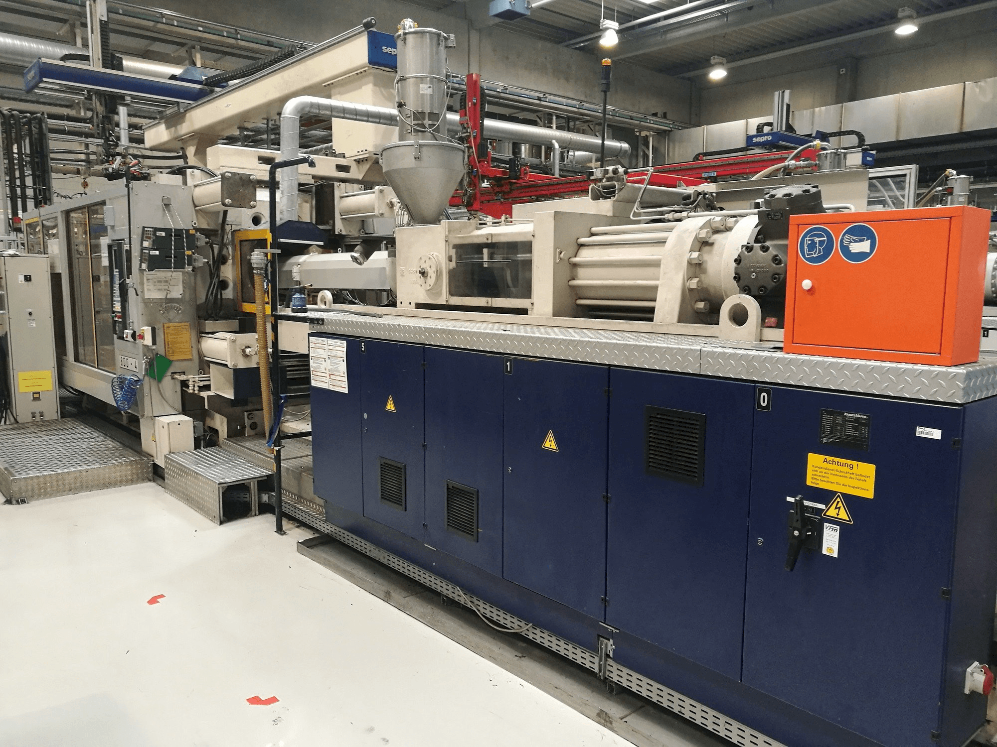 A Krauss Maffei 800-5000 MC gép elölnézete
