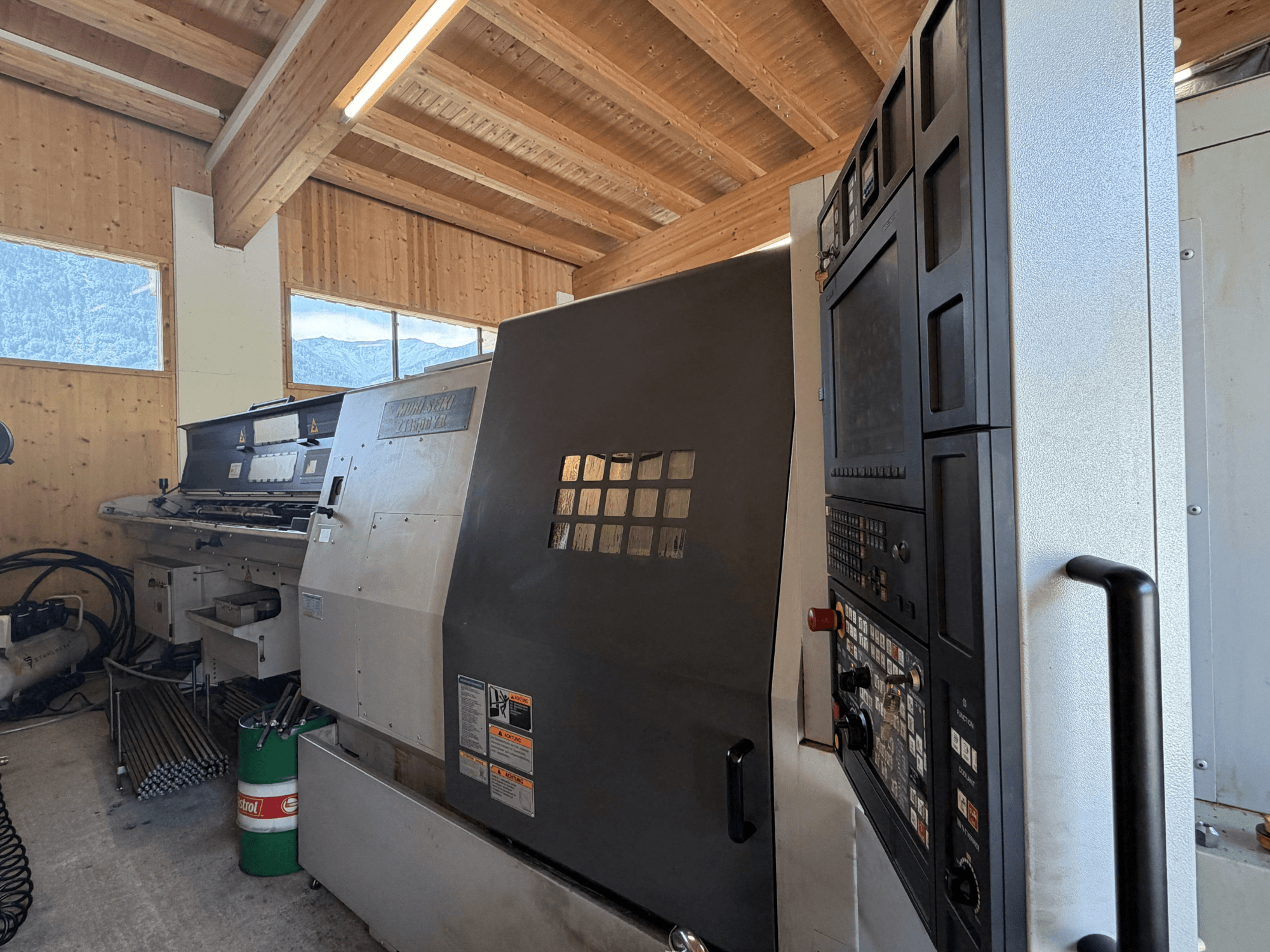 MORI SEIKI ZT1500YB eszterga-marógép egy műhelyben, oldalnézetből, amelyen látható a vezérlőpanel és a gép jellemzői.