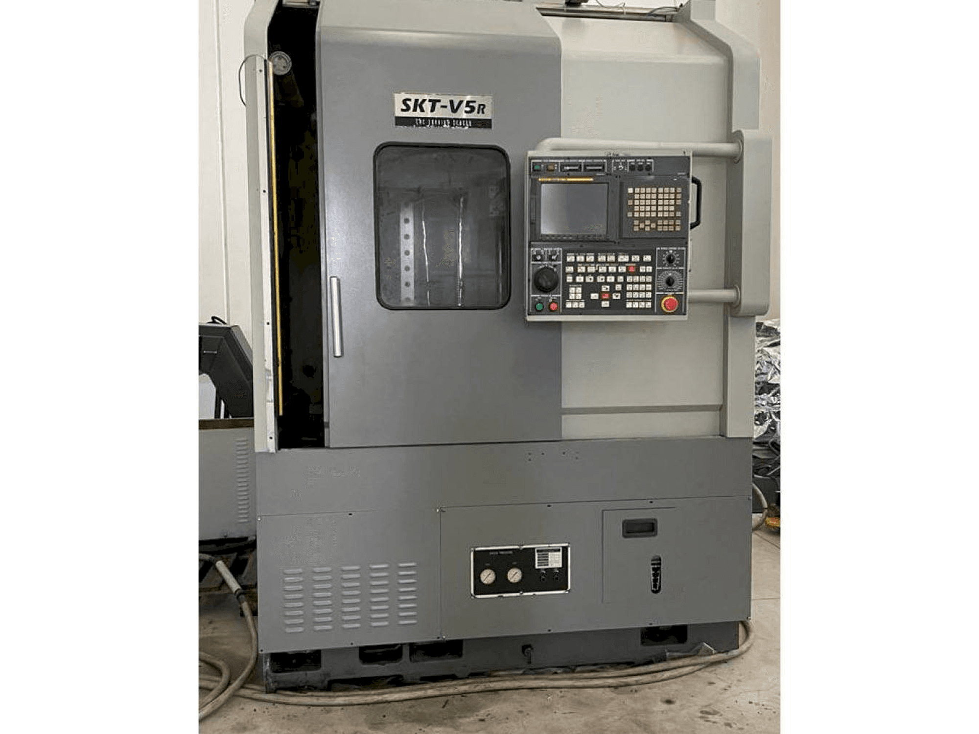 A Hyundai Hyundai SKT V5R gép elölnézete